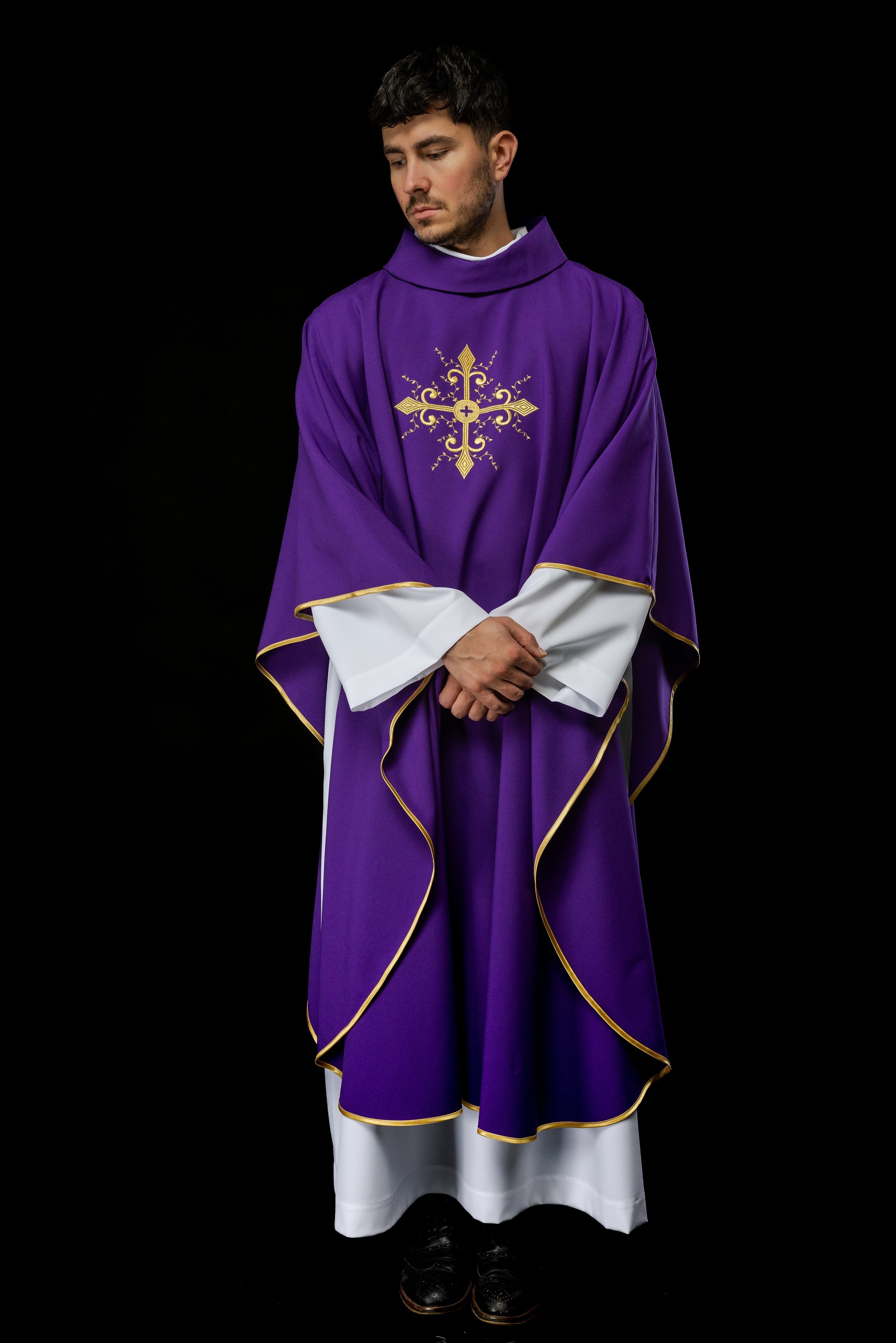 Chasuble violette brodée d'un motif de croix