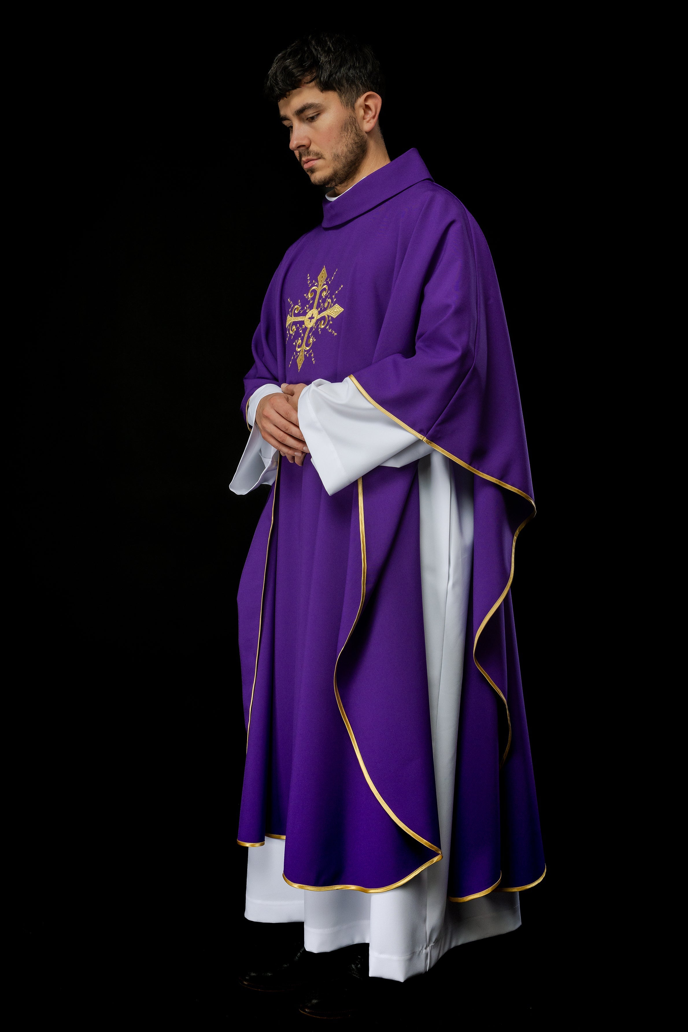 Chasuble violette brodée d'un motif de croix