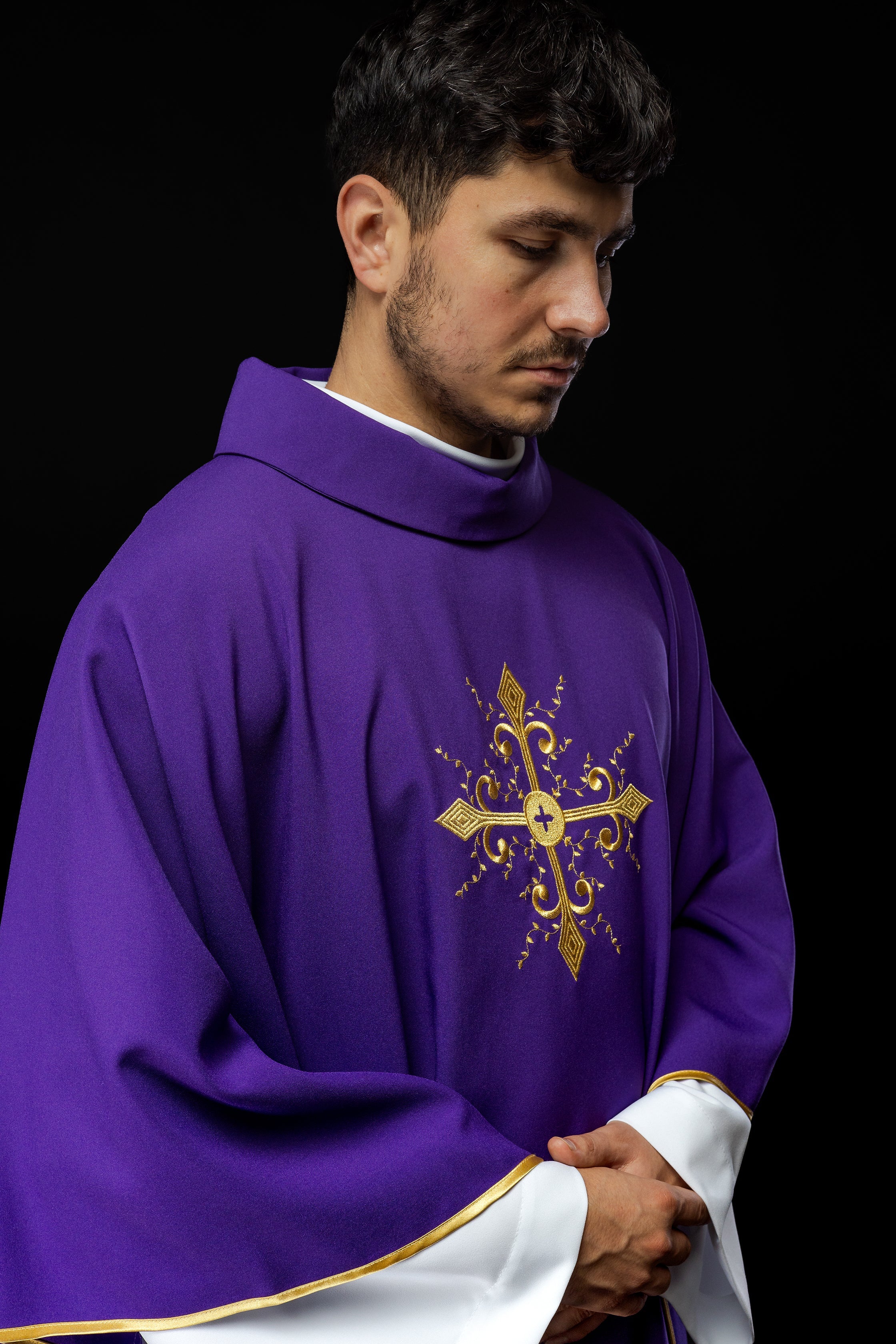 Chasuble violette brodée d'un motif de croix