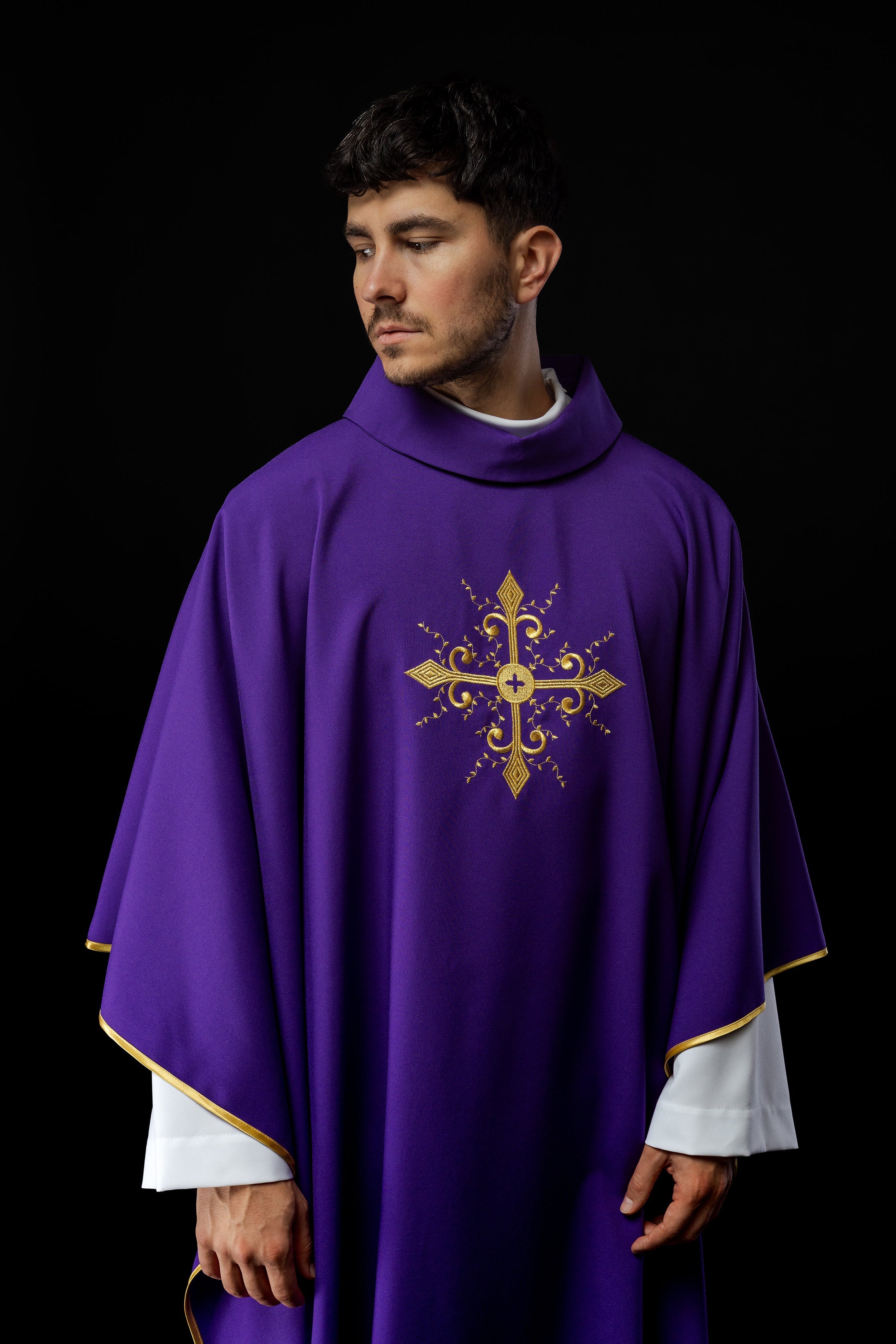 Chasuble violette brodée d'un motif de croix