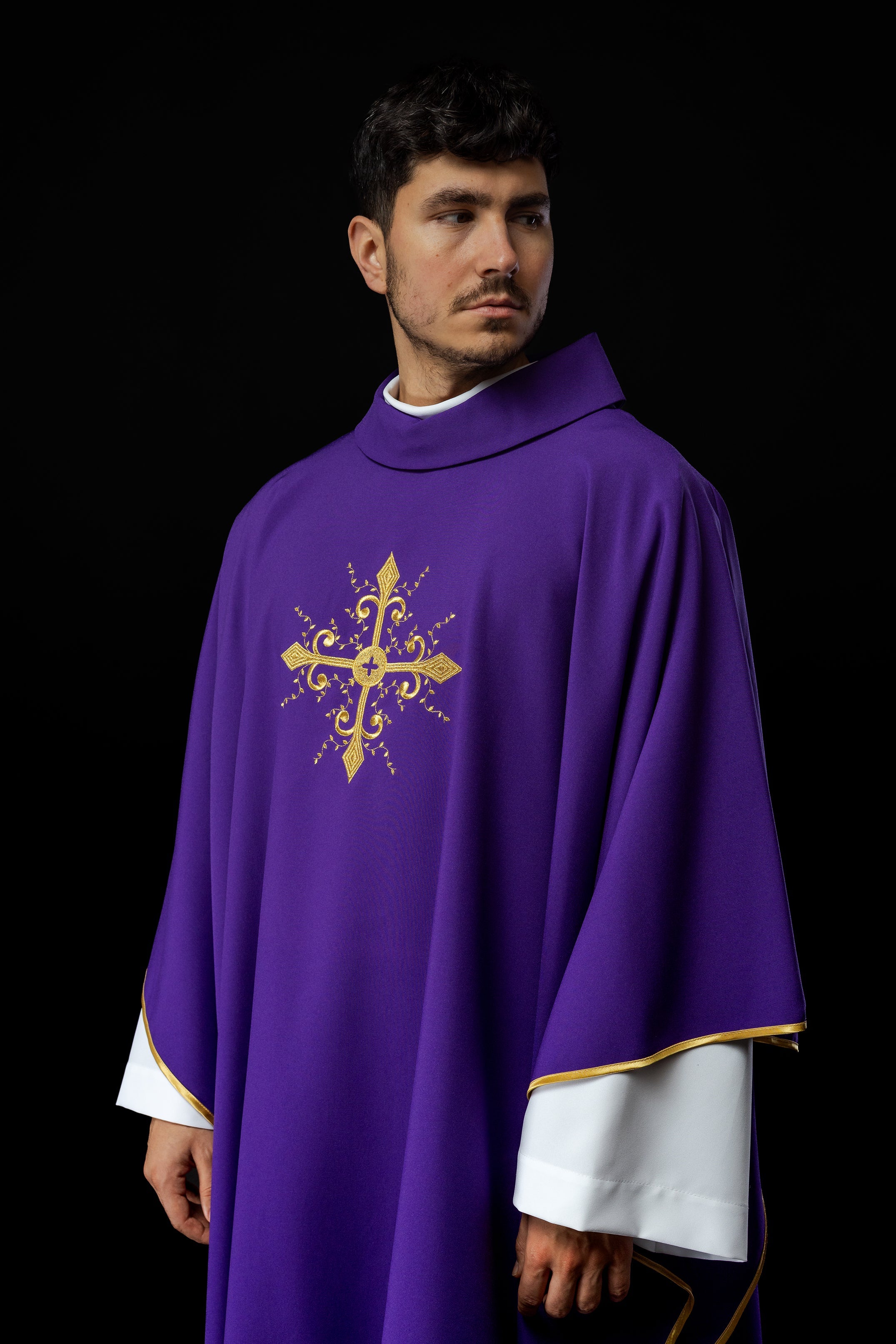 Chasuble violette brodée d'un motif de croix