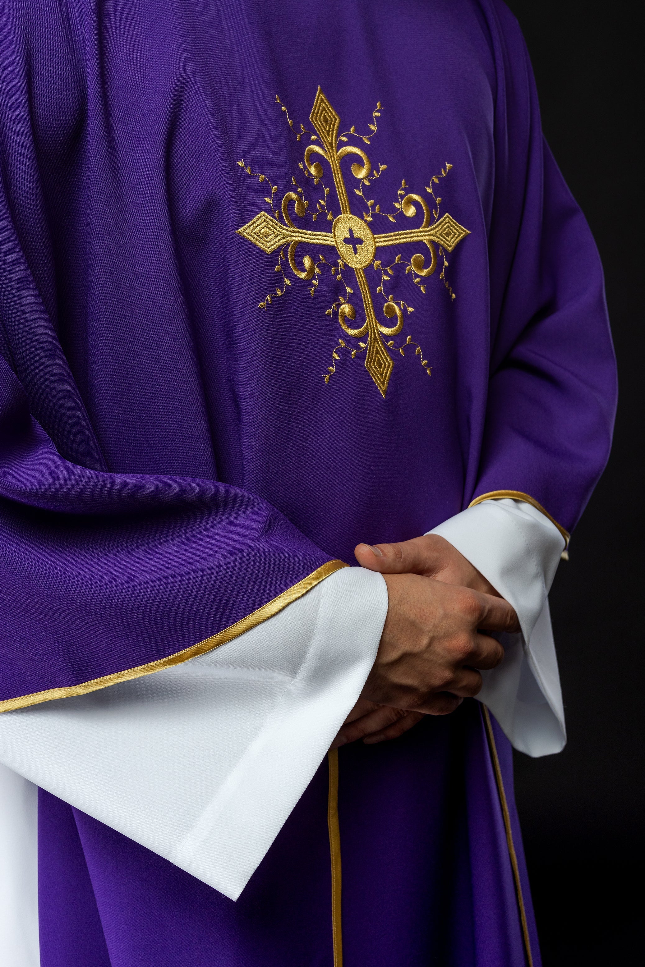 Chasuble violette brodée d'un motif de croix