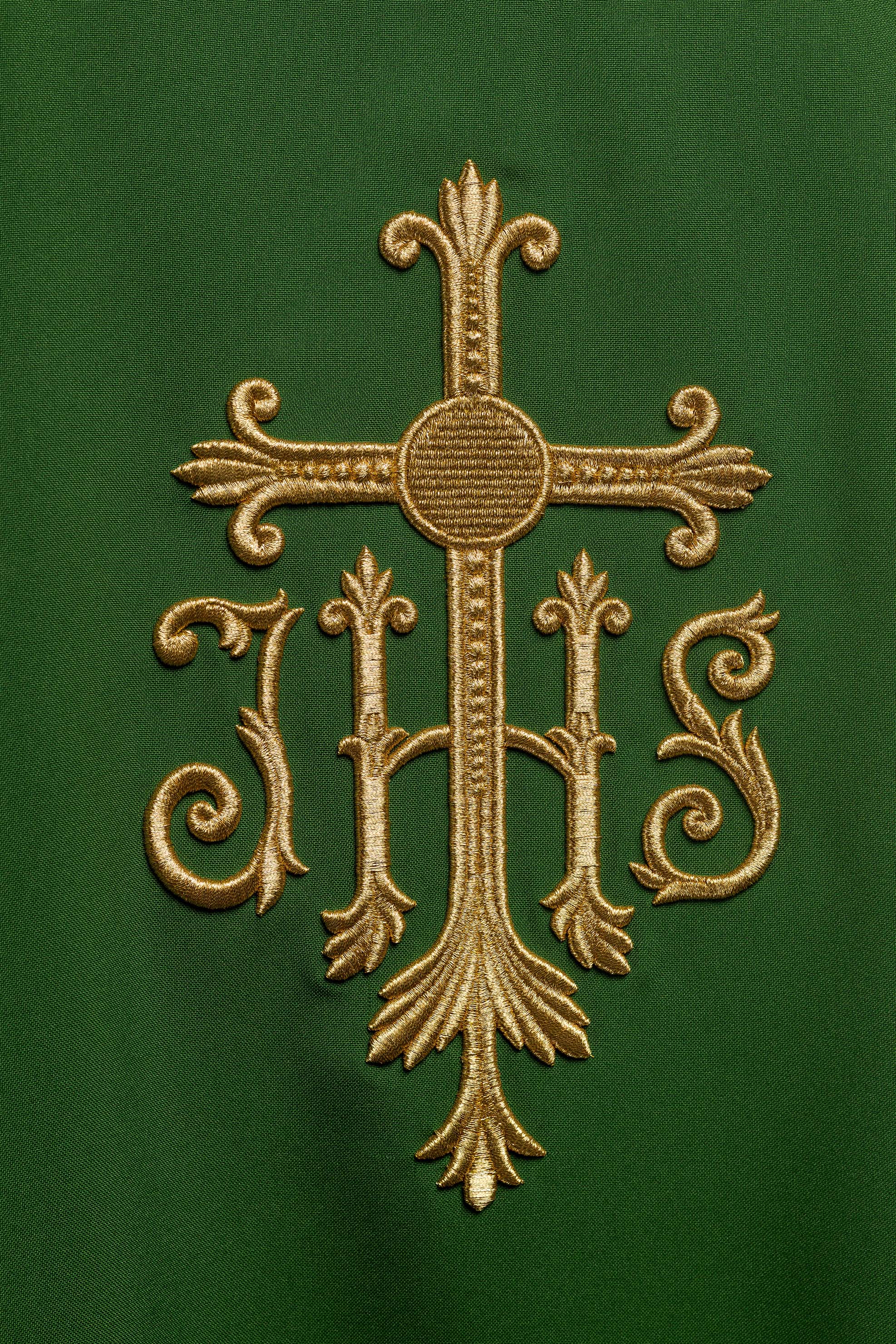 Chasuble verte JHS avec broderie en relief