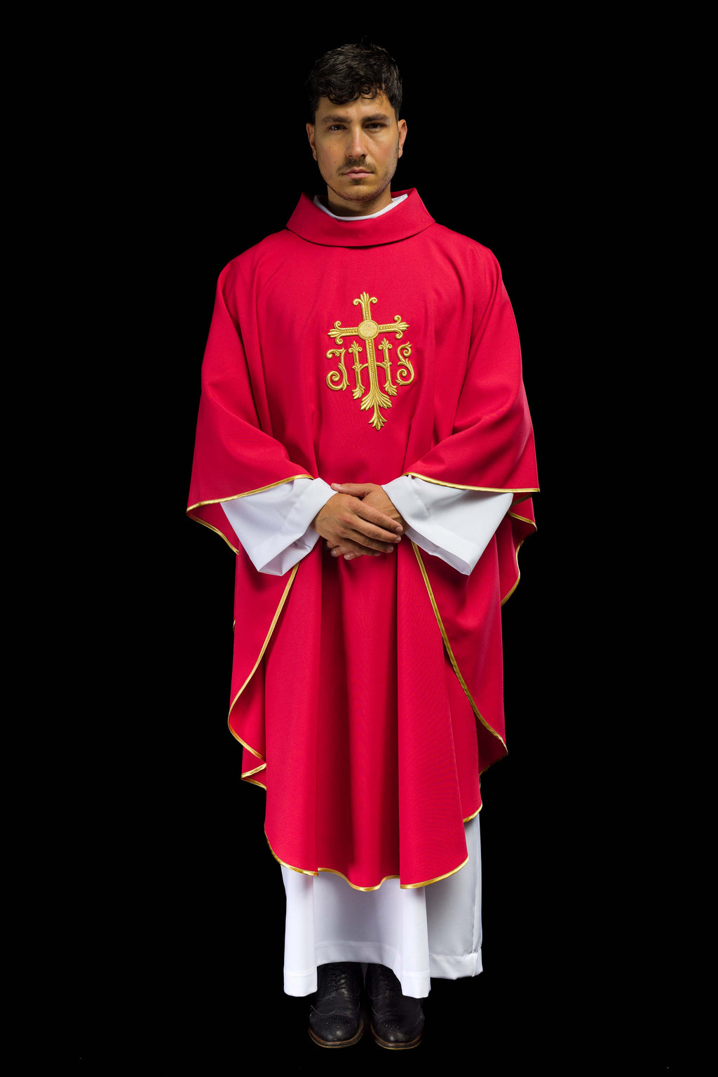 Chasuble rouge brodée avec le symbole JHS