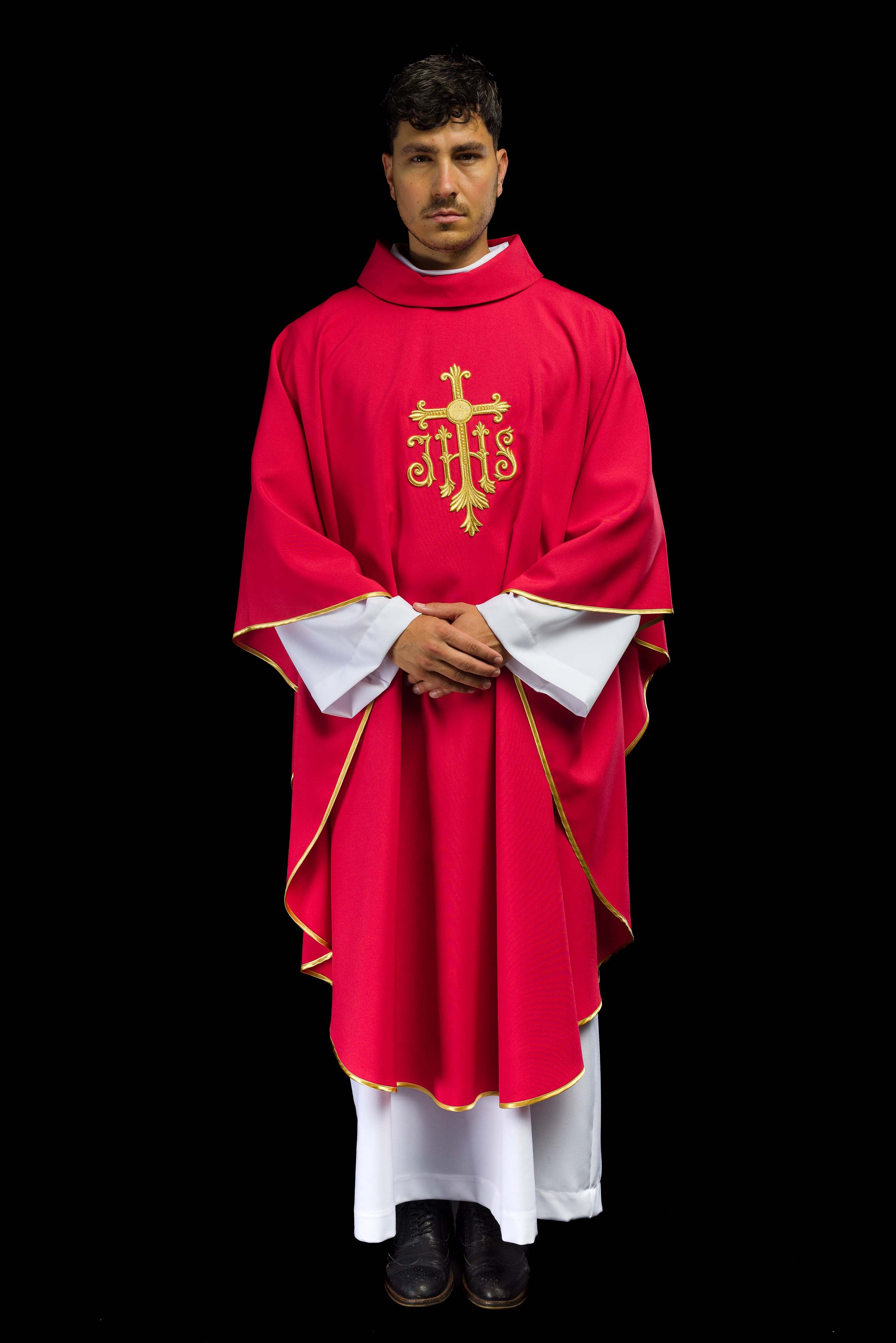 Chasuble rouge brodée avec le symbole JHS