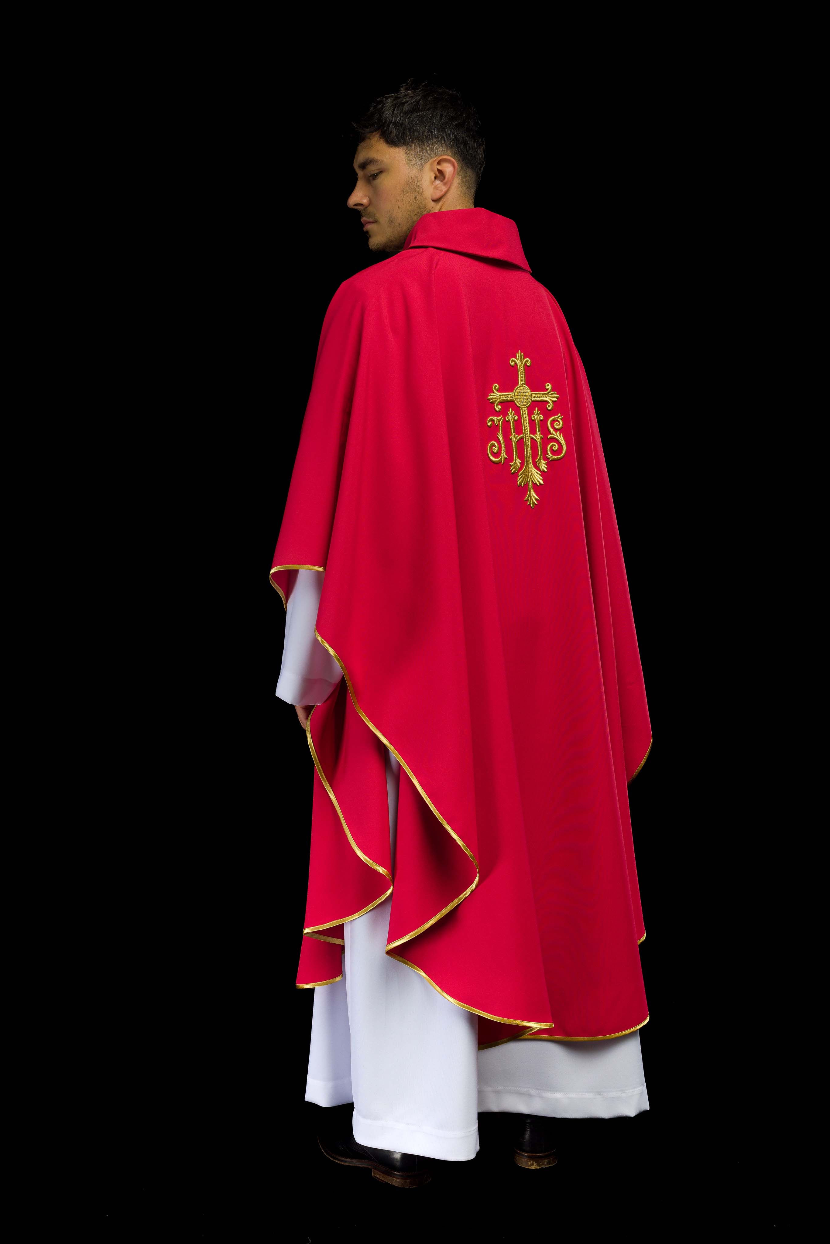 Chasuble rouge brodée avec le symbole JHS