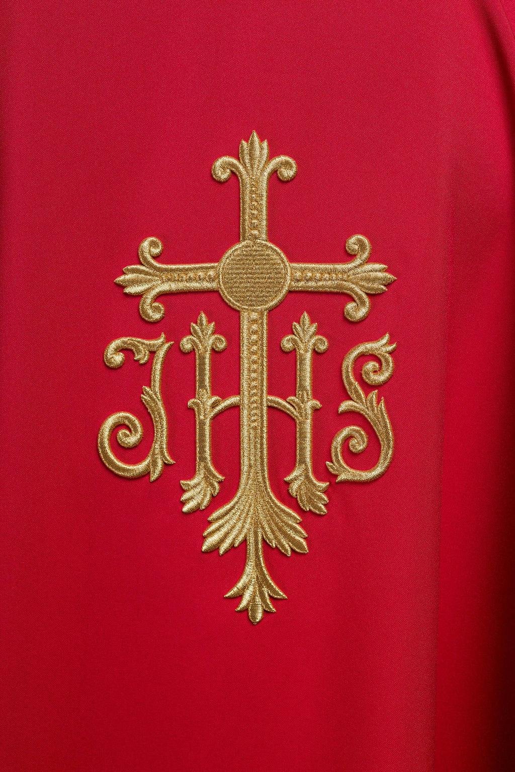 Chasuble rouge brodée avec le symbole JHS