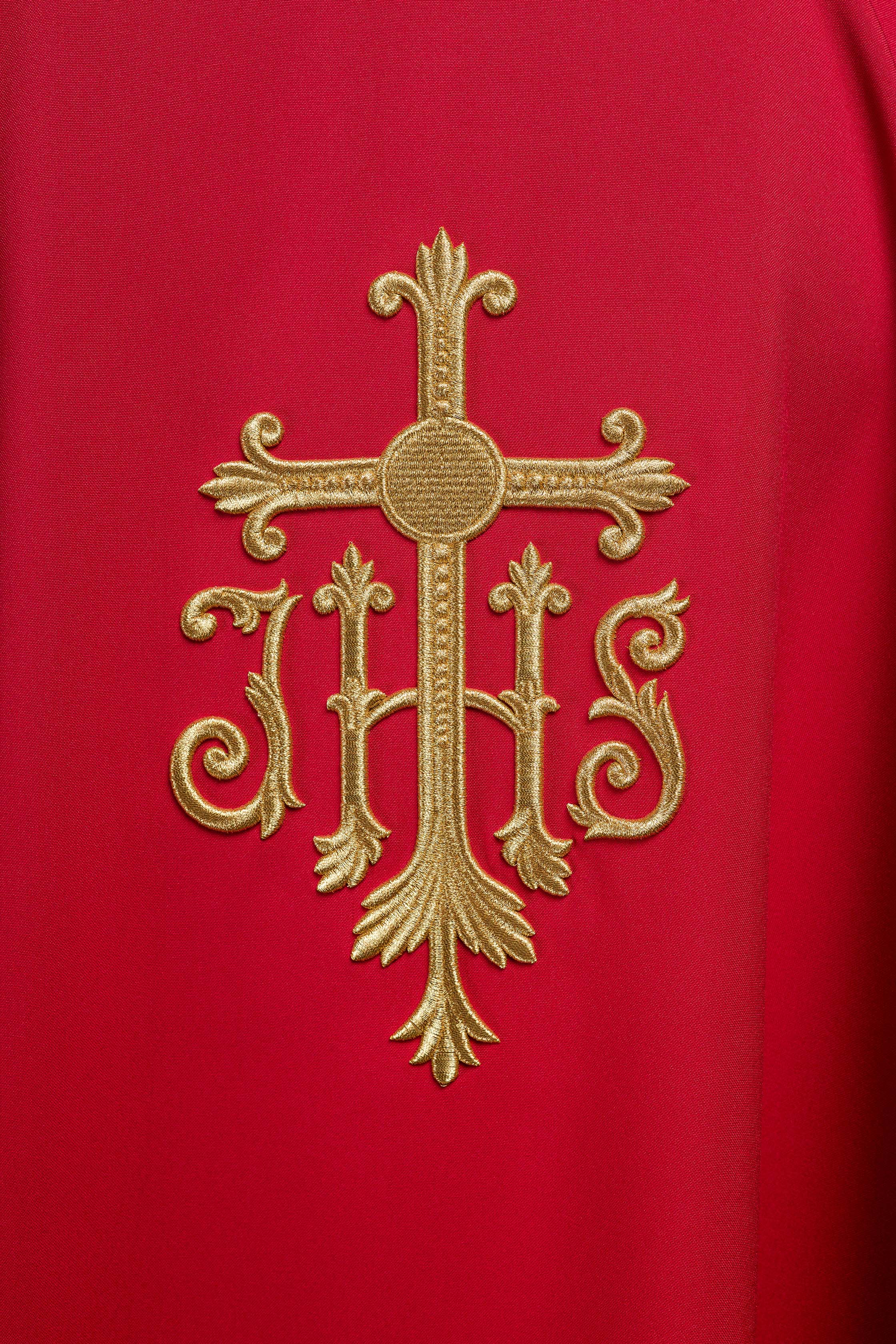 Chasuble rouge brodée avec le symbole JHS
