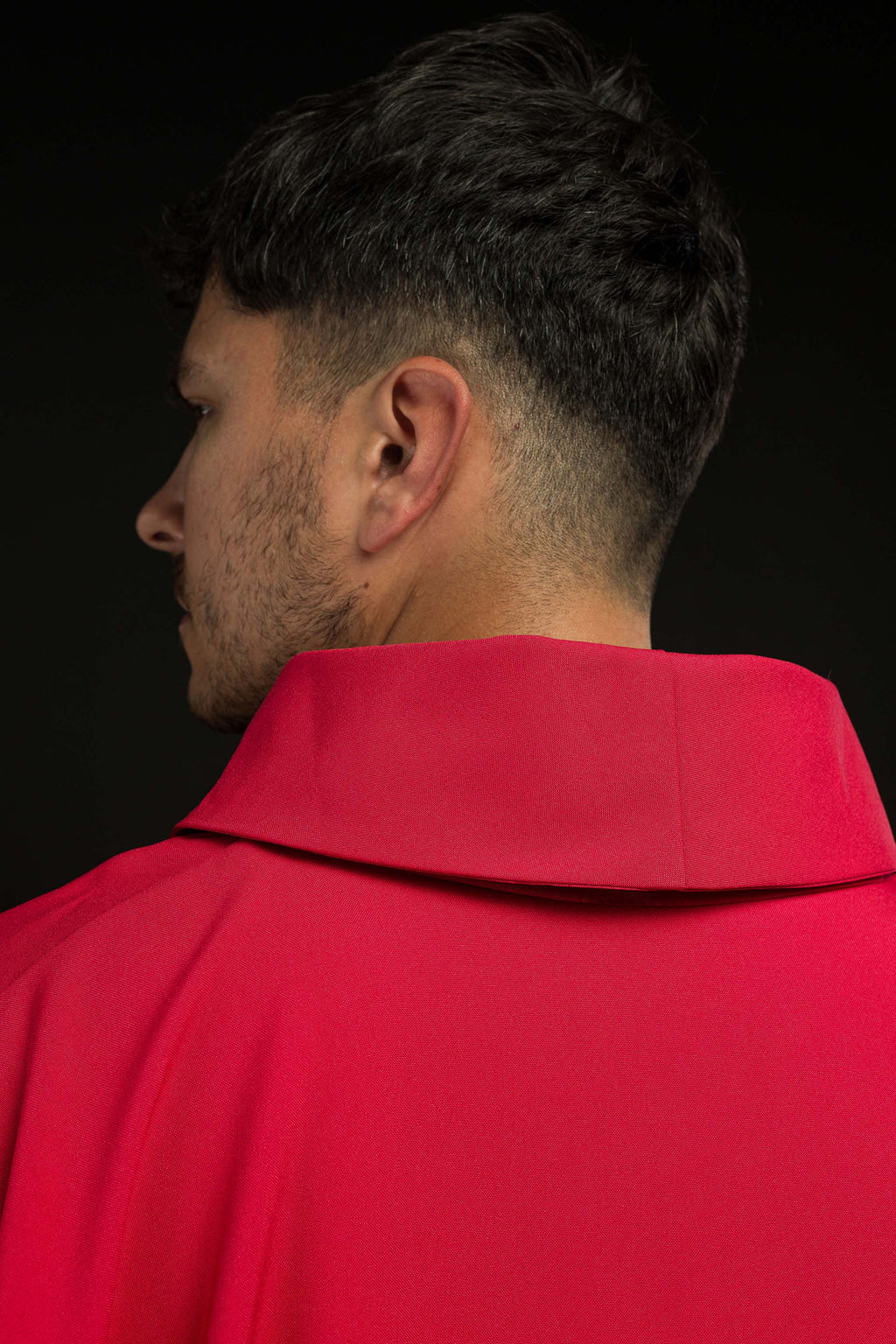 Chasuble rouge brodée avec le symbole JHS
