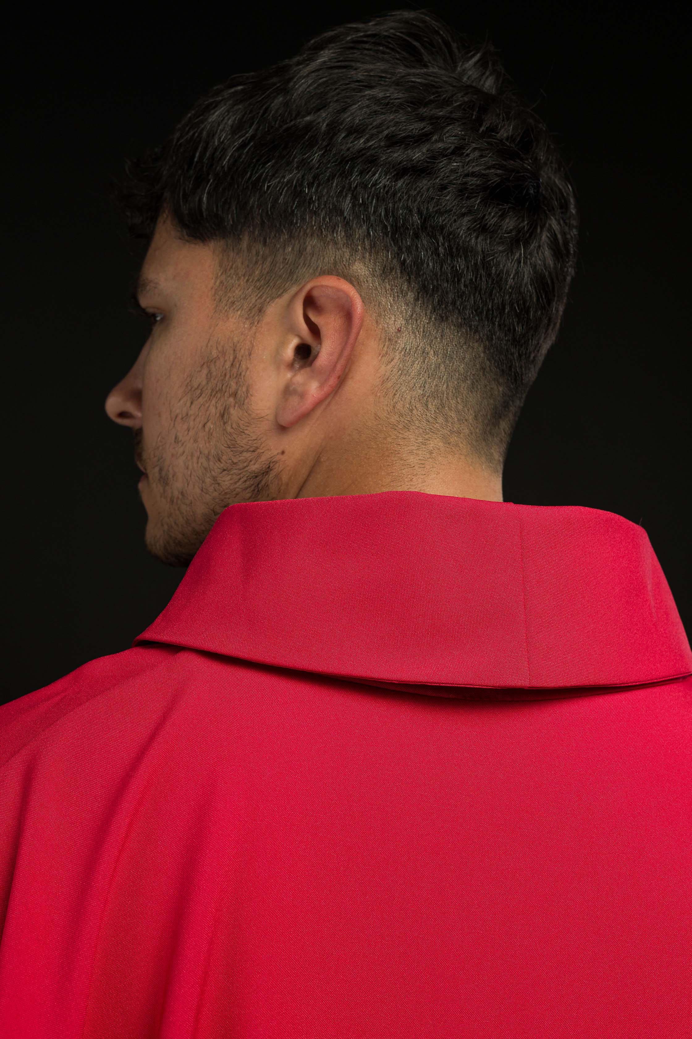 Chasuble rouge brodée avec le symbole JHS