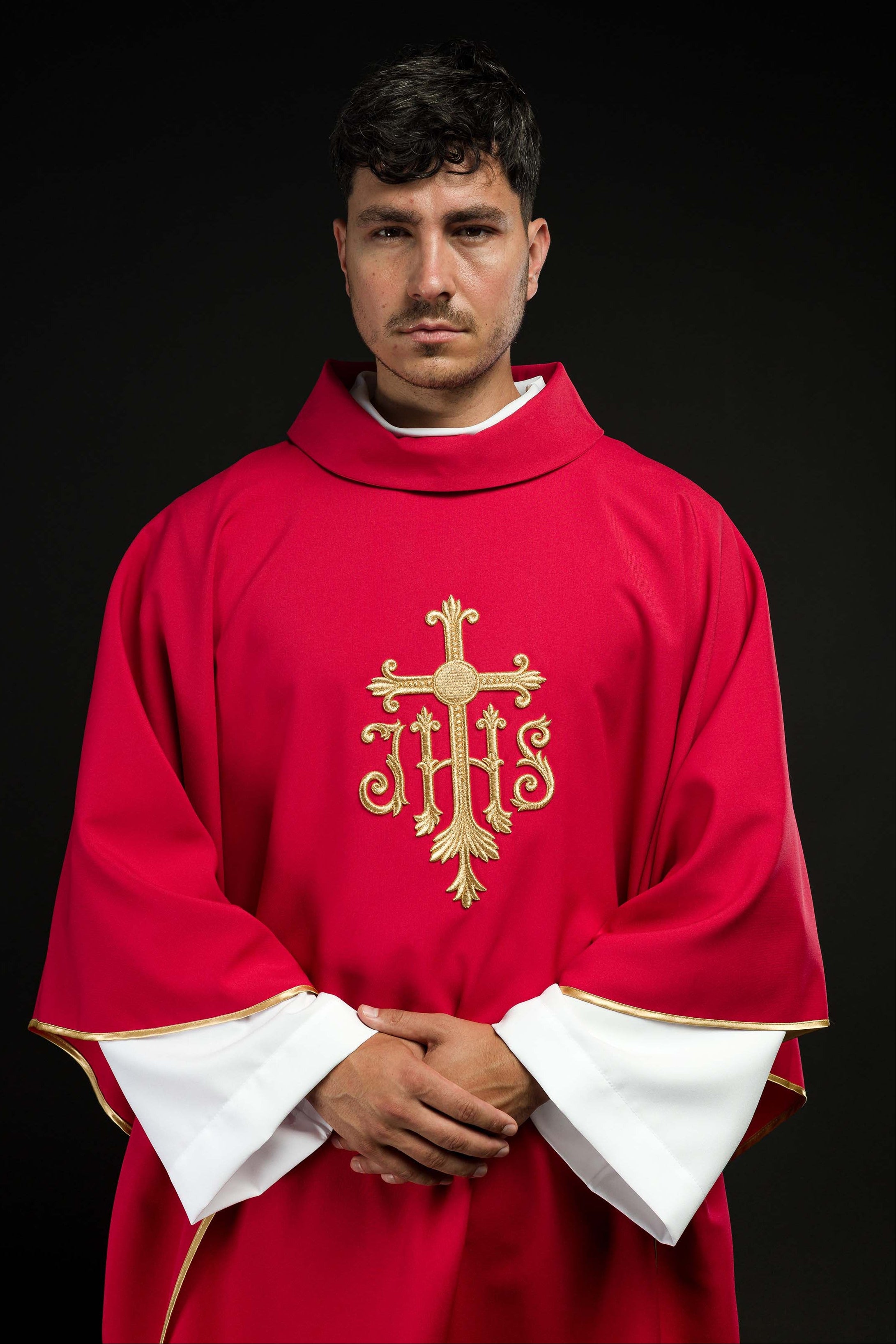 Chasuble rouge brodée avec le symbole JHS