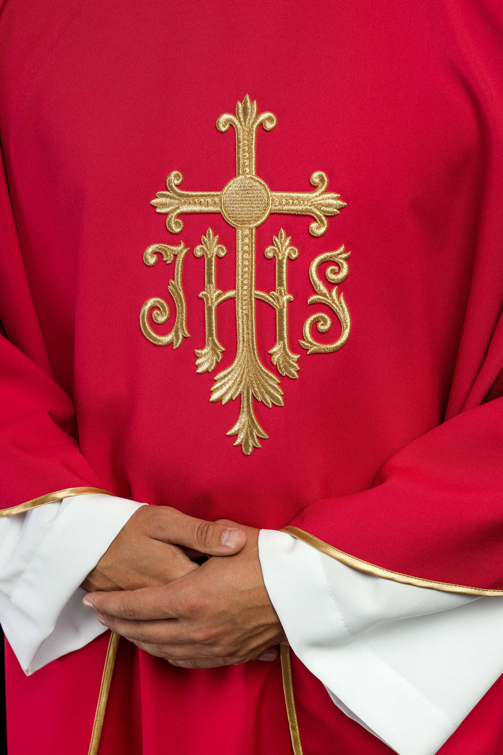Chasuble rouge brodée avec le symbole JHS