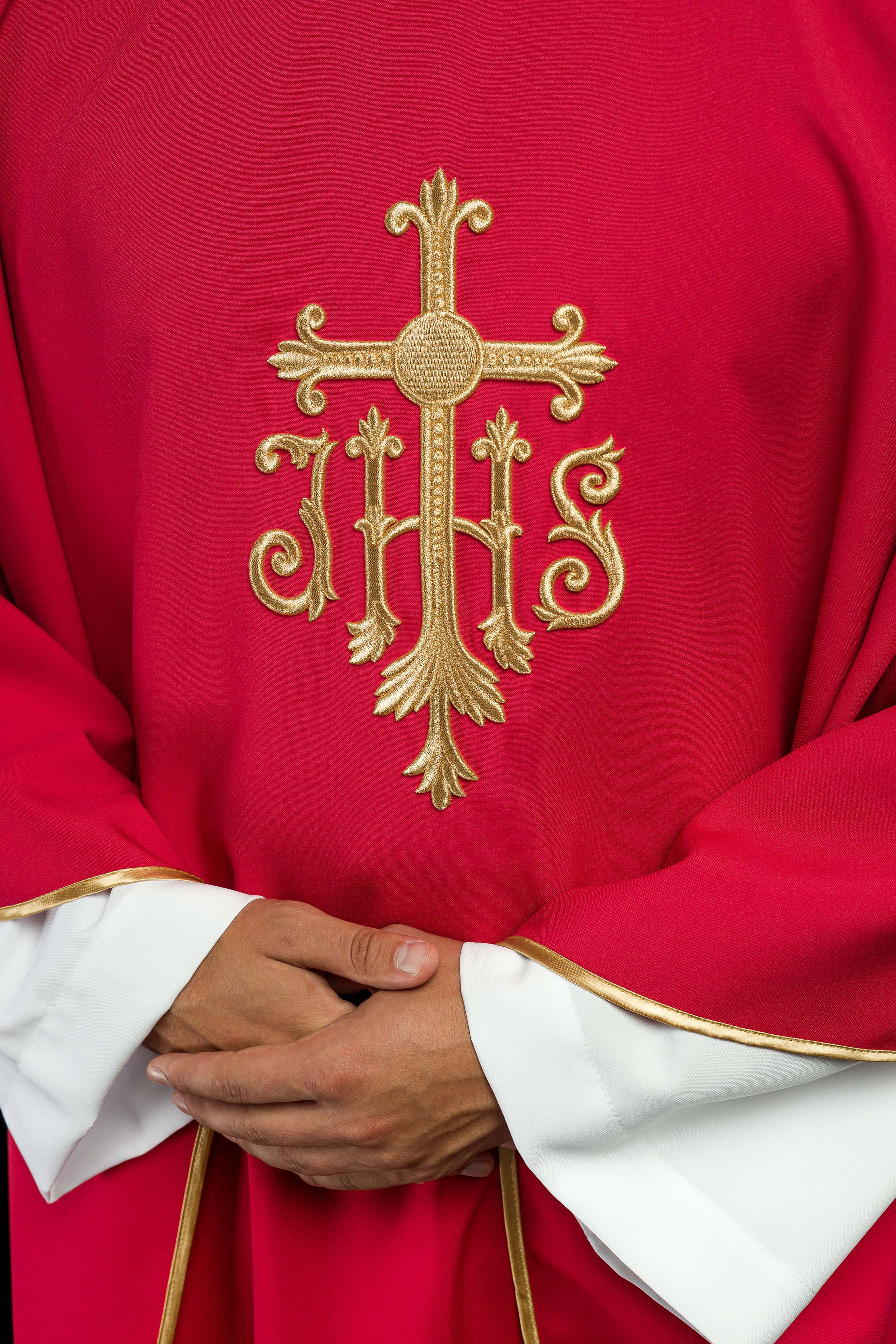 Chasuble rouge brodée avec le symbole JHS