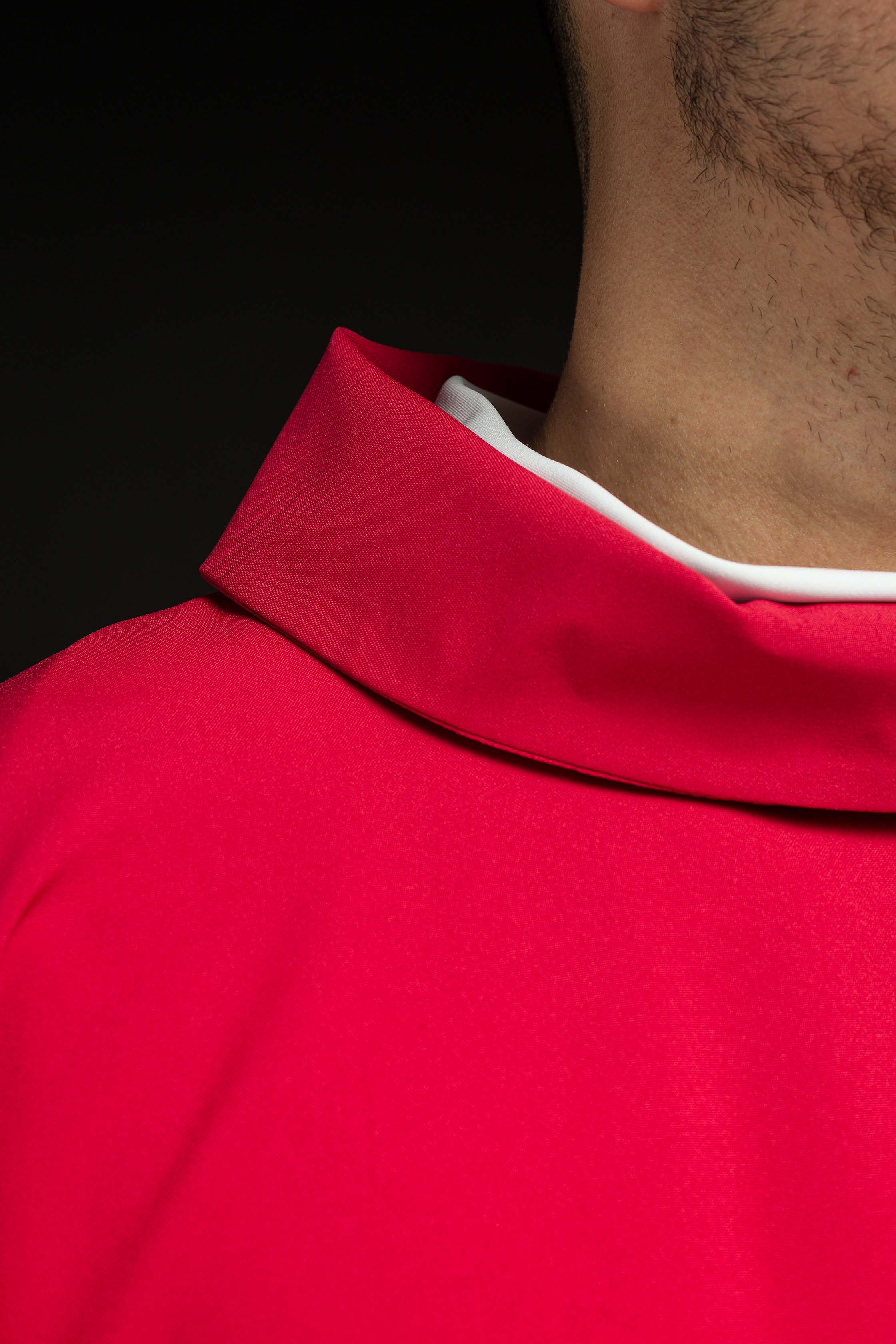 Chasuble rouge brodée avec le symbole JHS