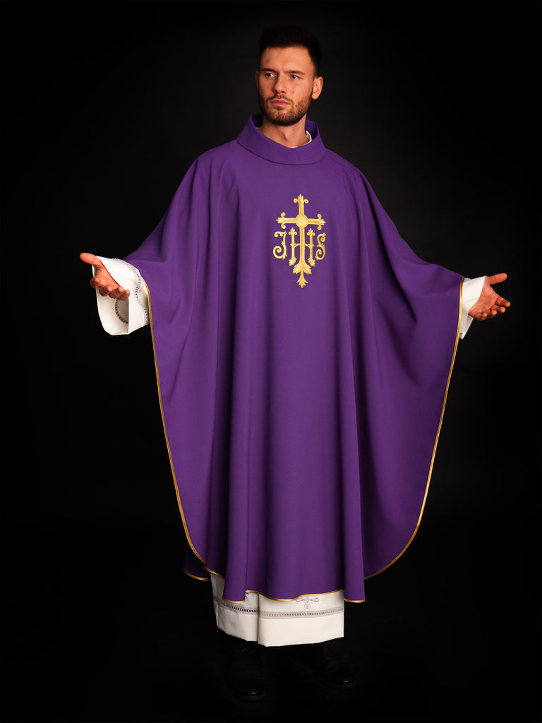 Chasuble brodée en violet avec croix et JHS