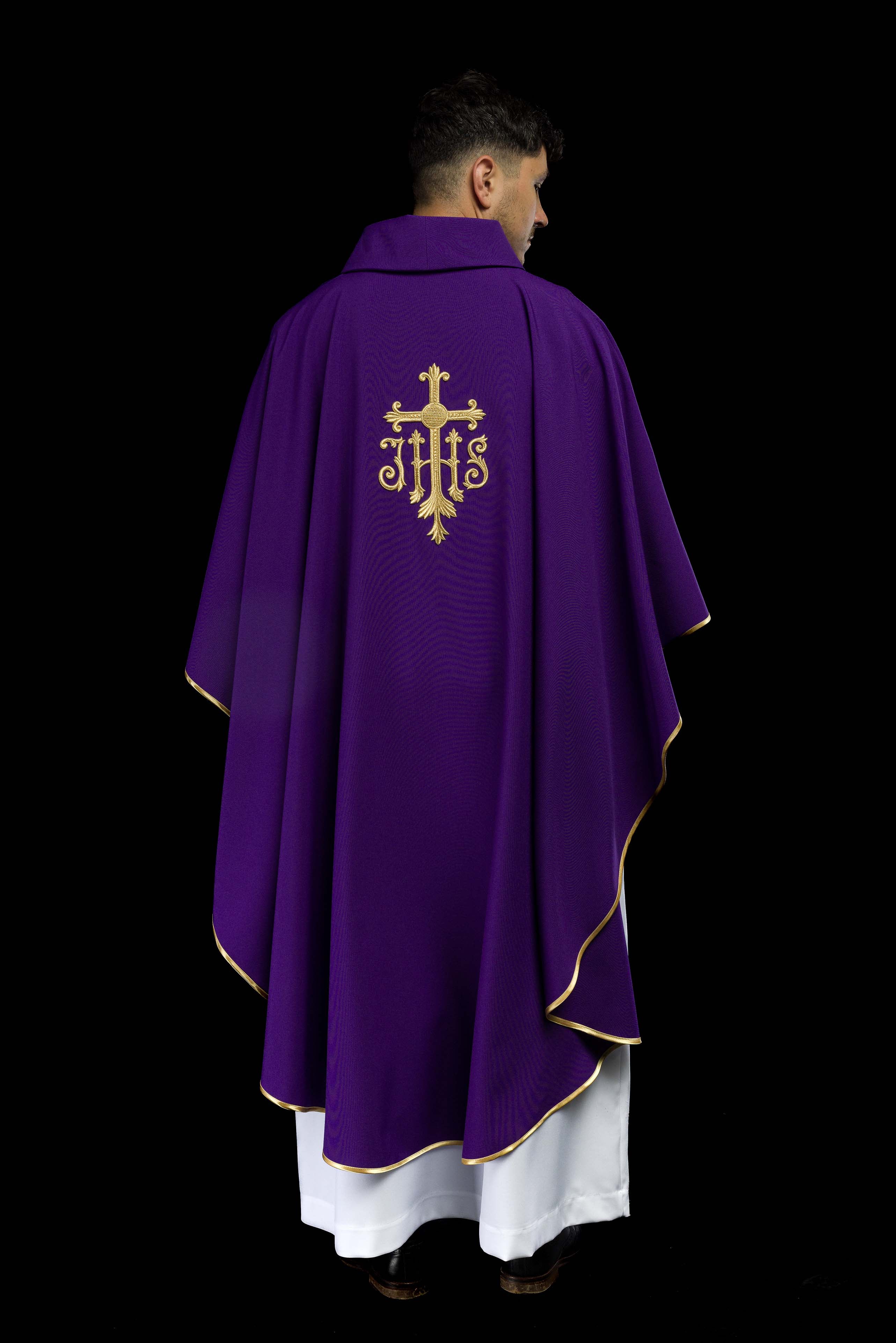 Chasuble brodée en violet avec croix et JHS