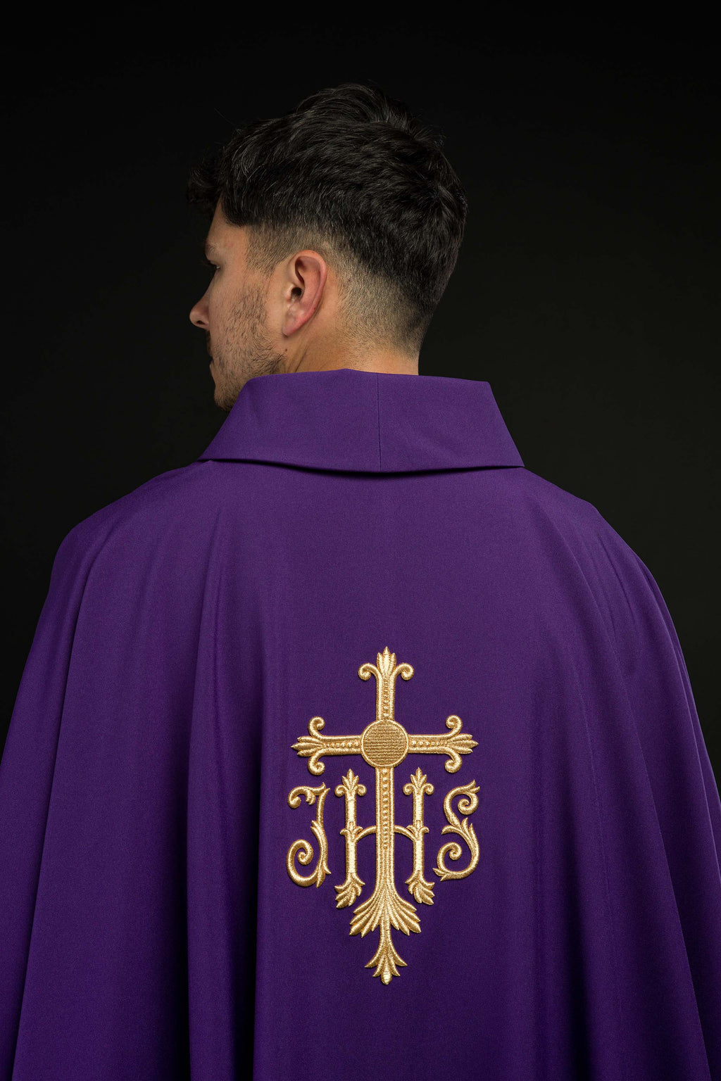 Chasuble brodée en violet avec croix et JHS