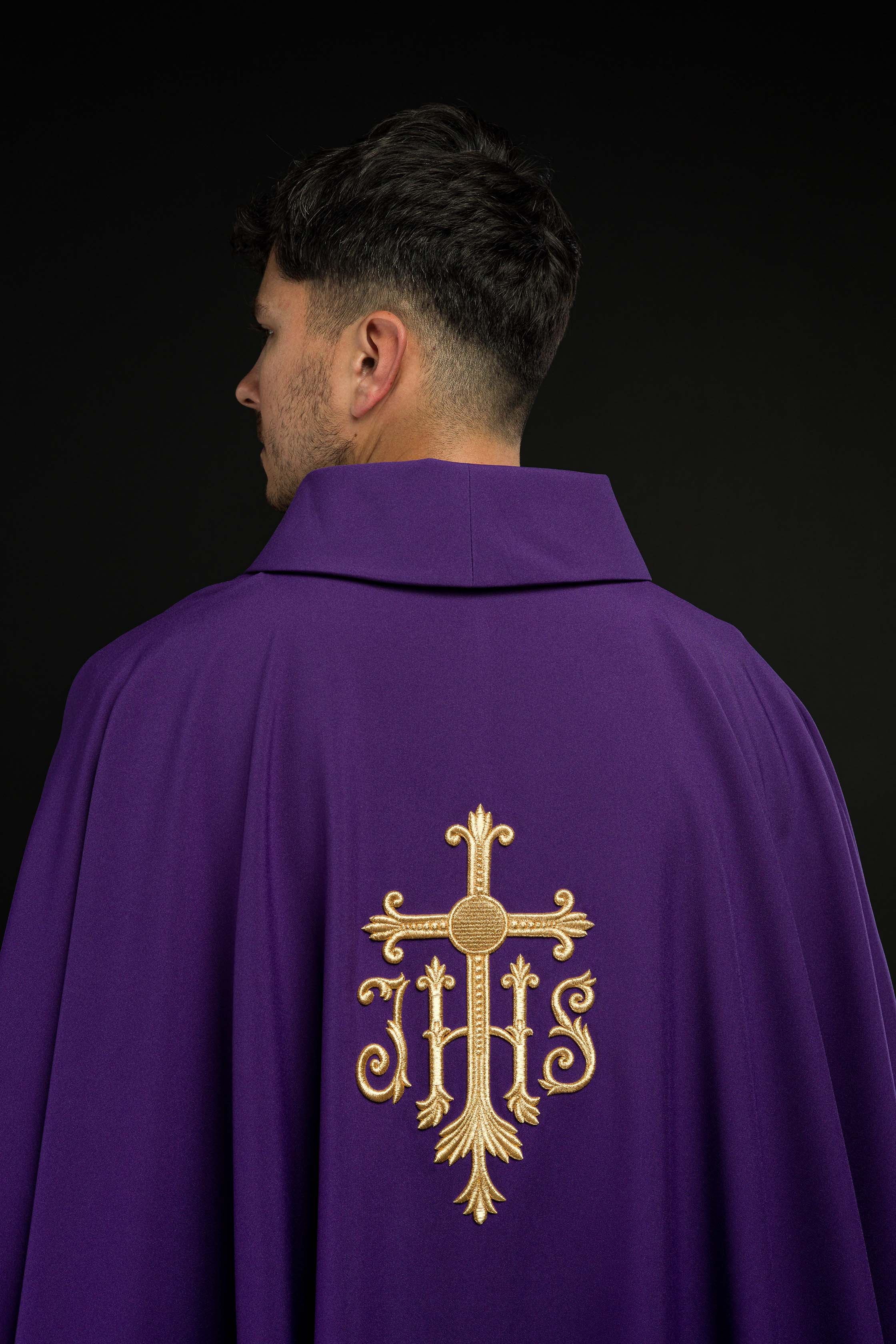 Chasuble brodée en violet avec croix et JHS