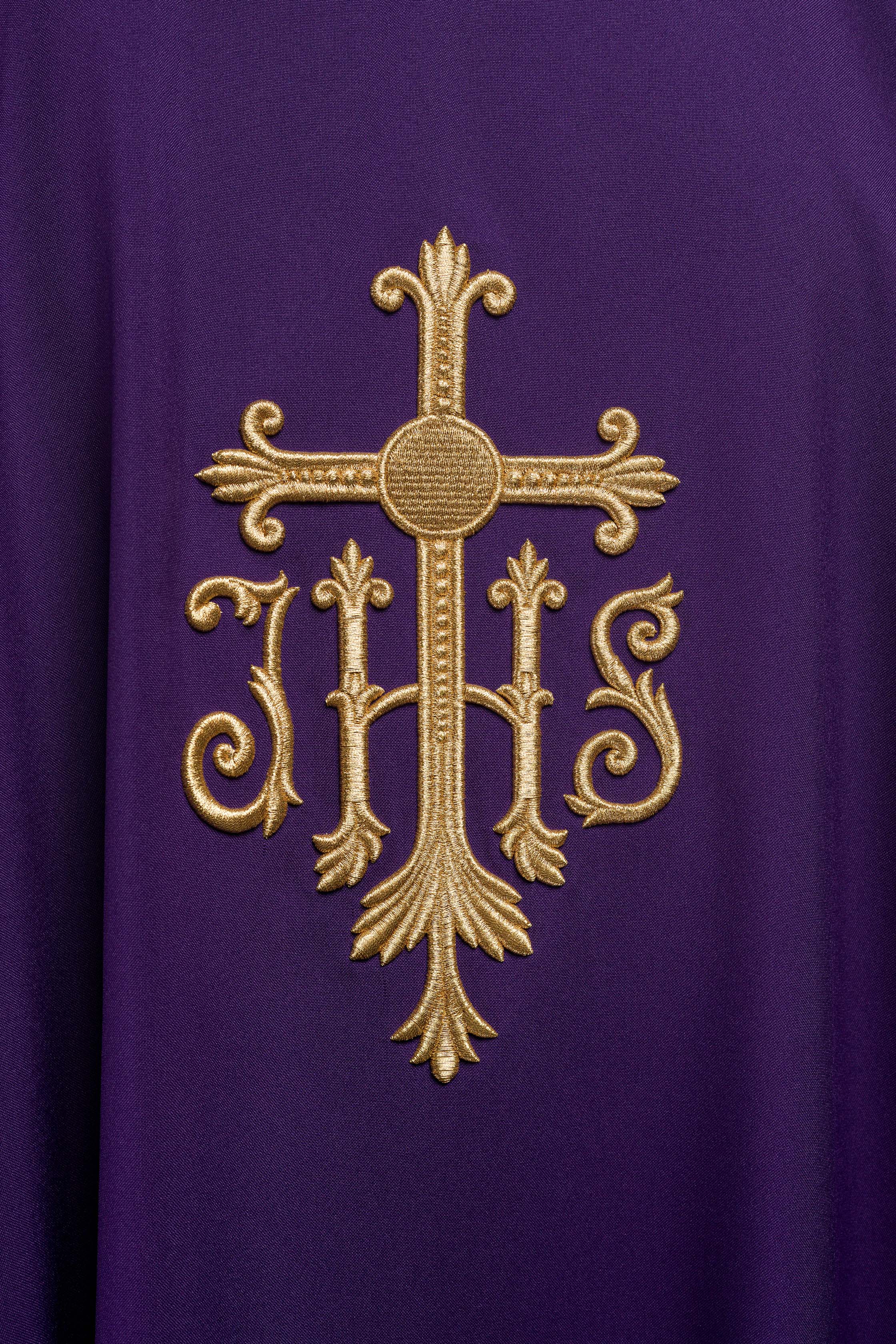 Chasuble brodée en violet avec croix et JHS