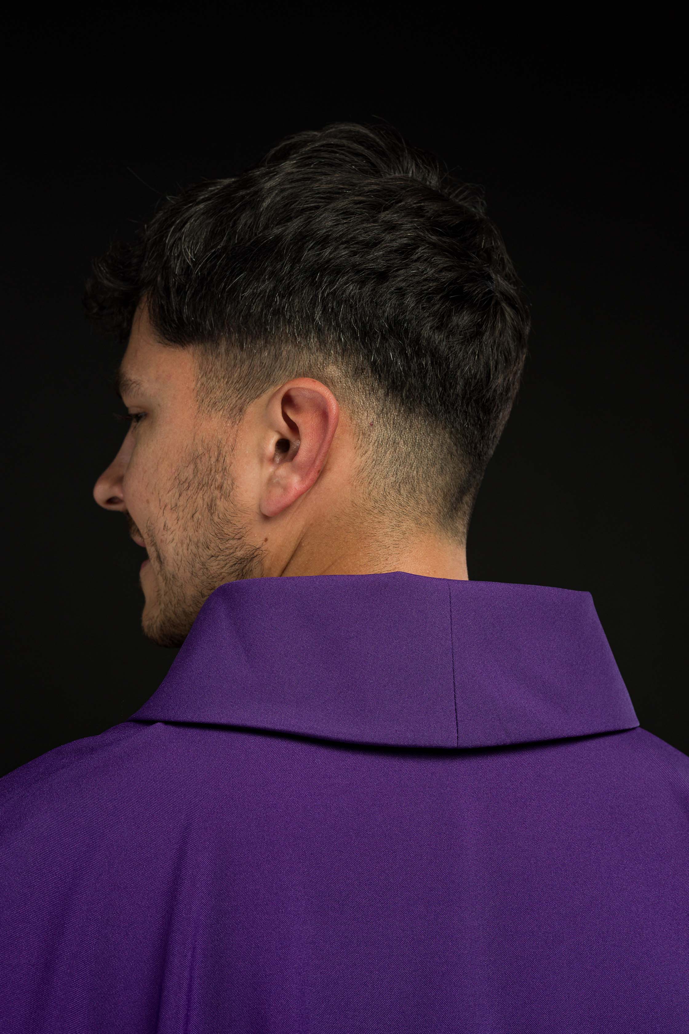 Chasuble brodée en violet avec croix et JHS