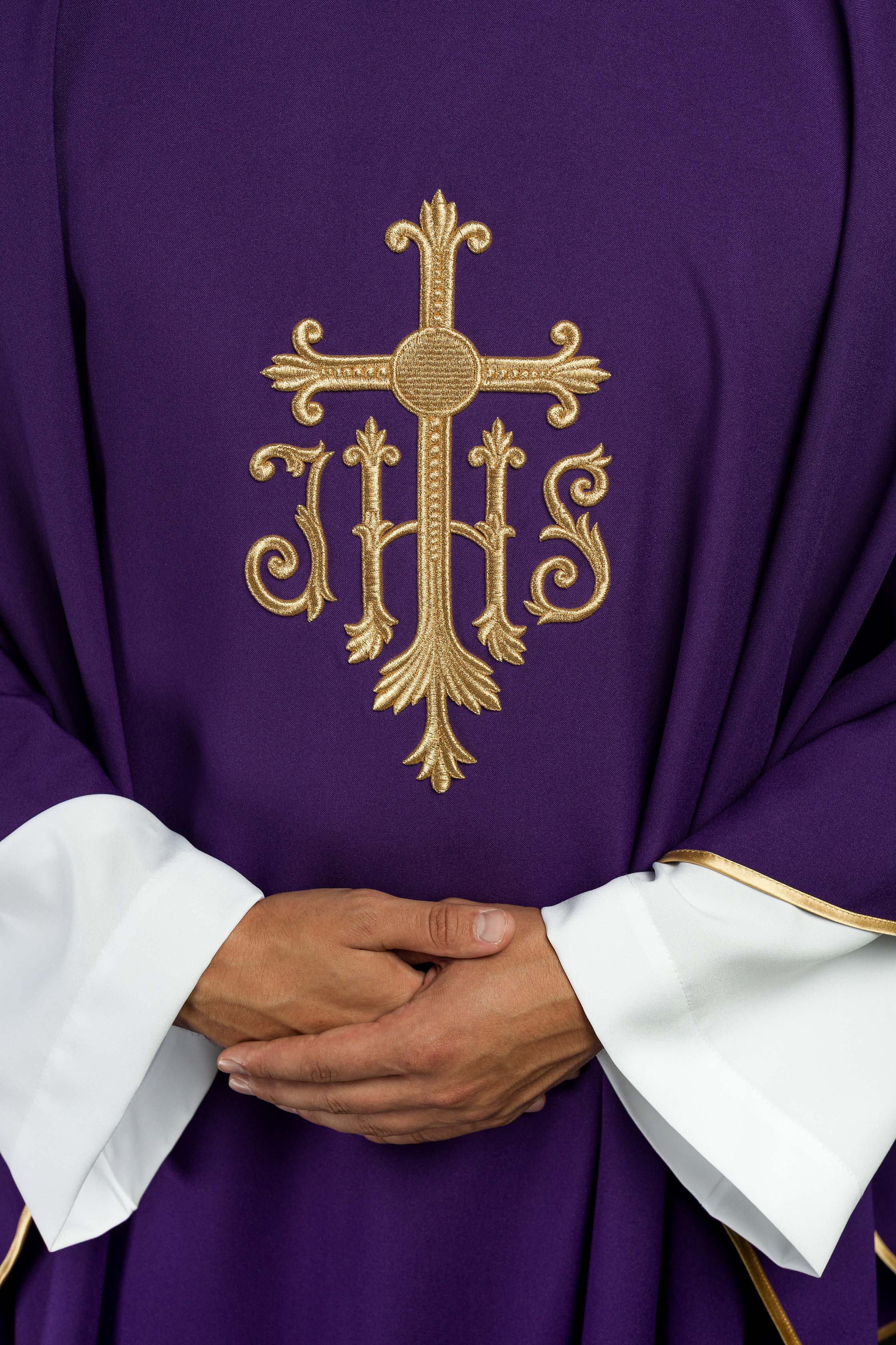 Chasuble brodée en violet avec croix et JHS