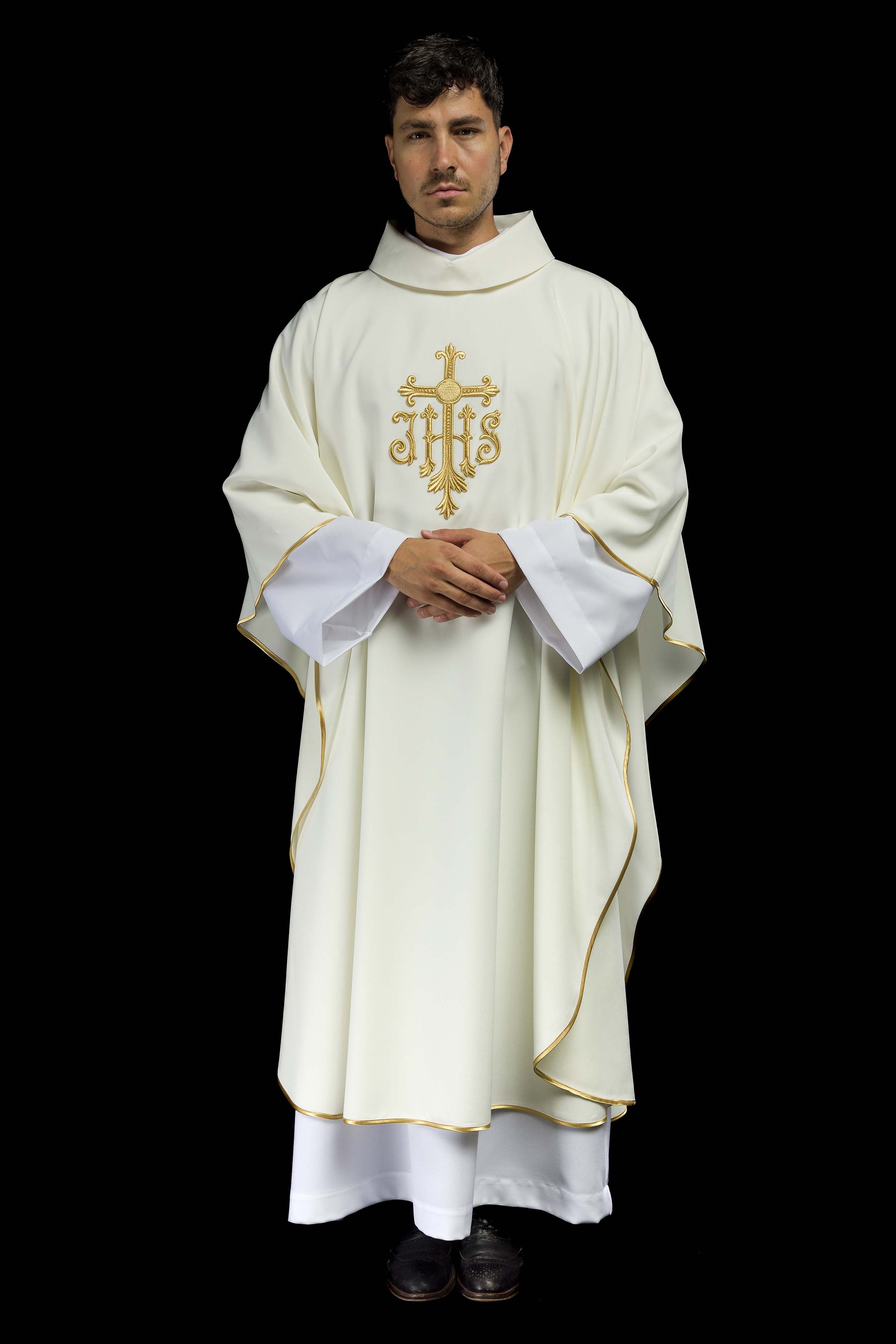 Chasuble brodée en croix écrue
