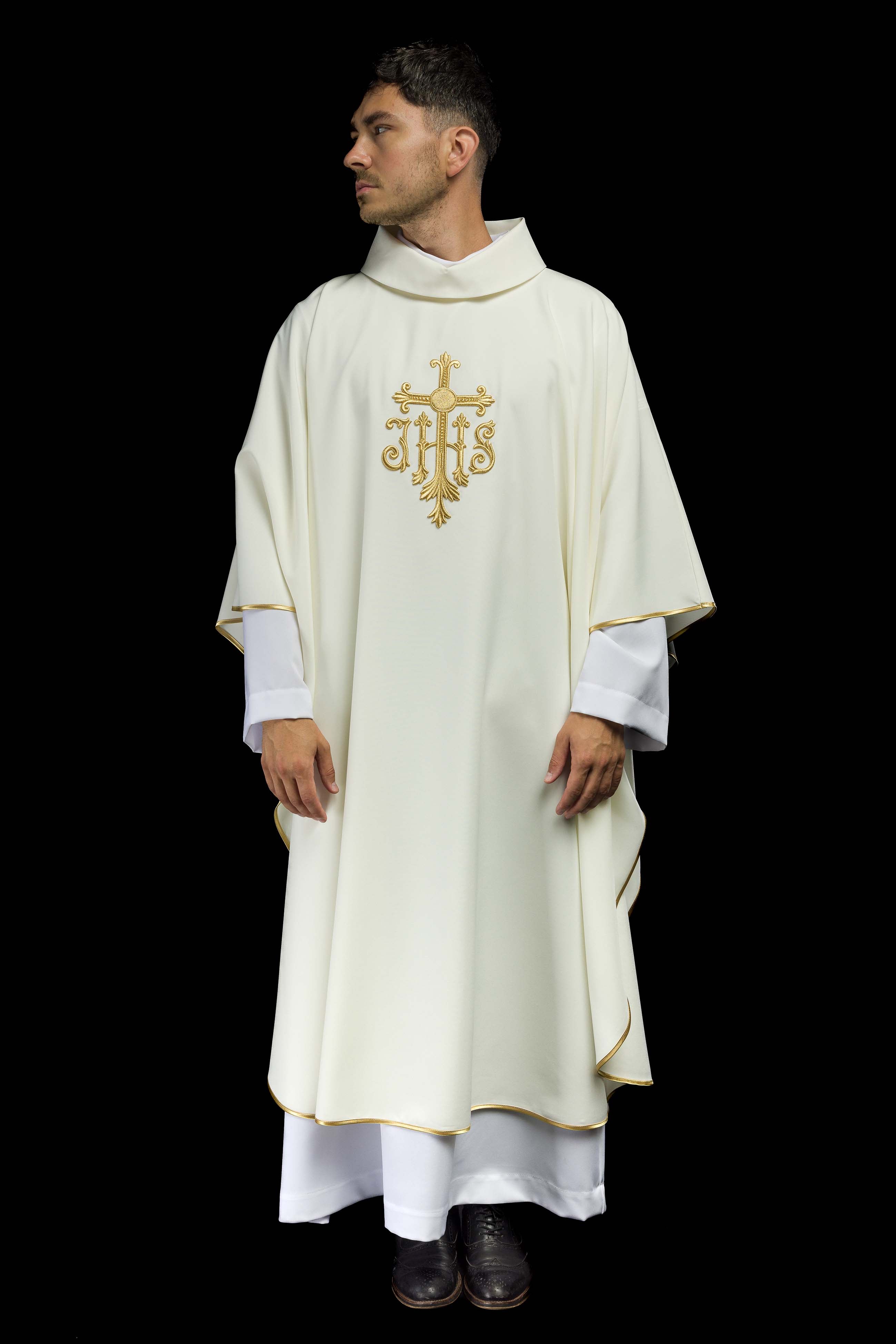 Chasuble brodée en croix écrue