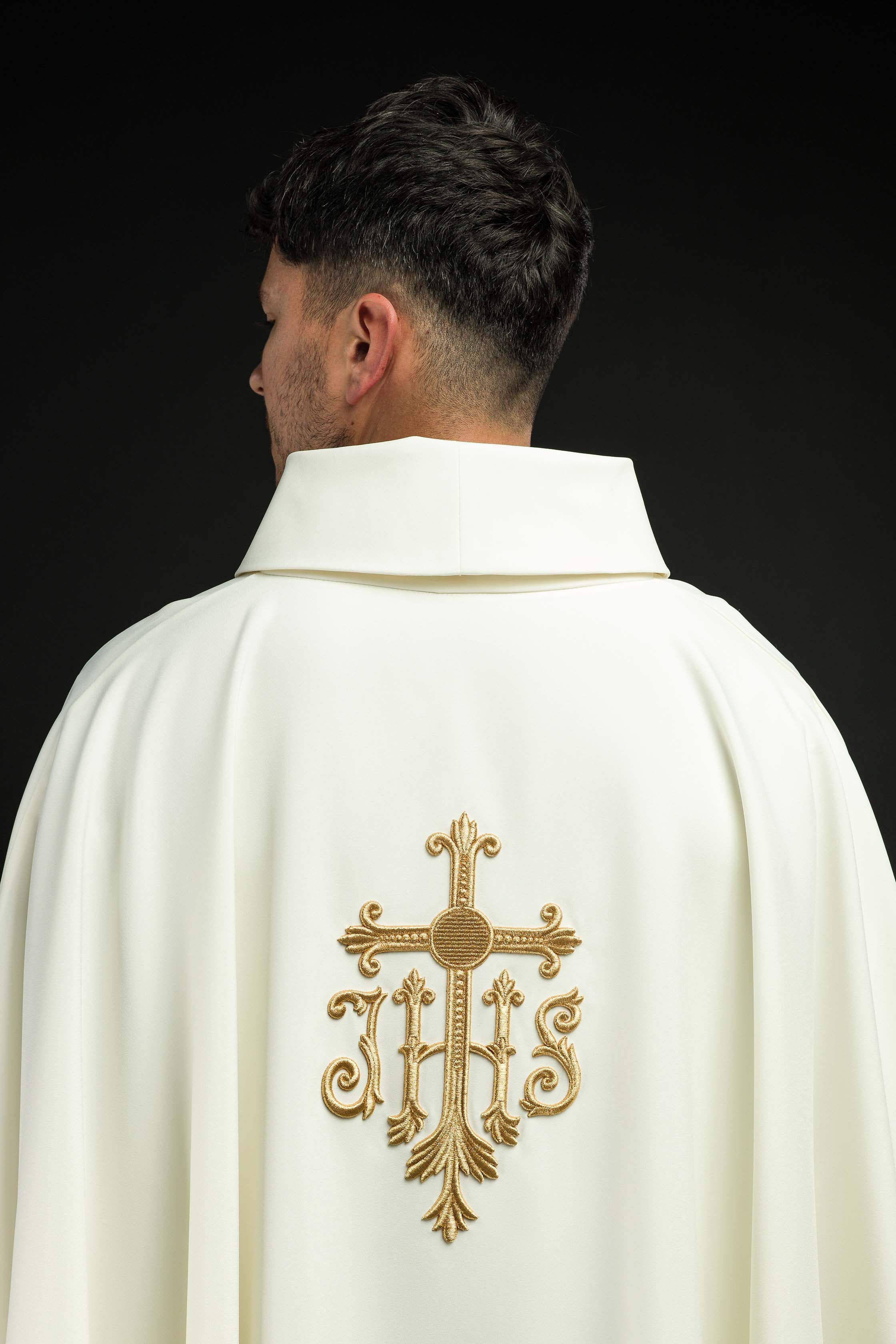 Chasuble brodée en croix écrue