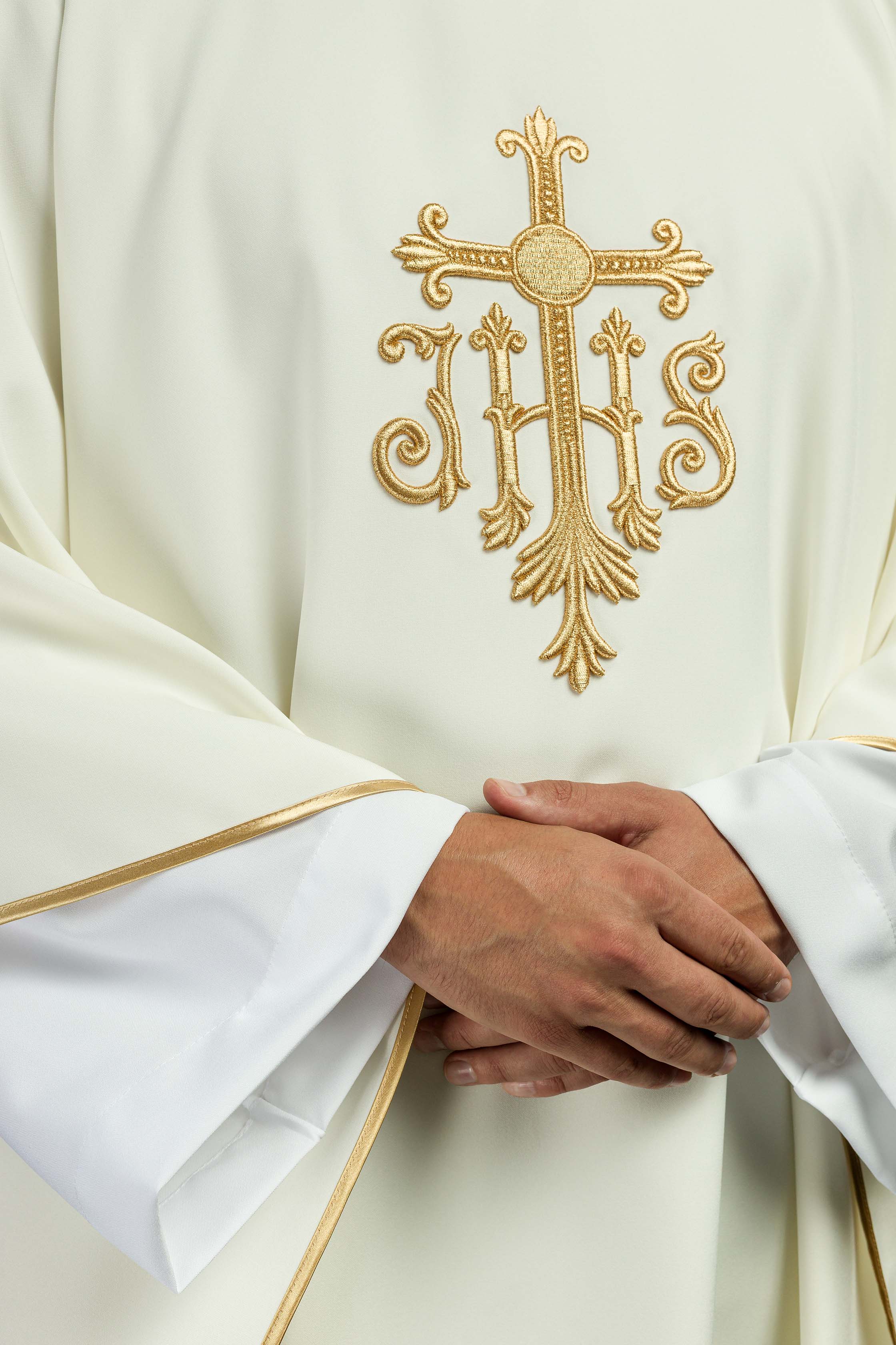 Chasuble brodée en croix écrue