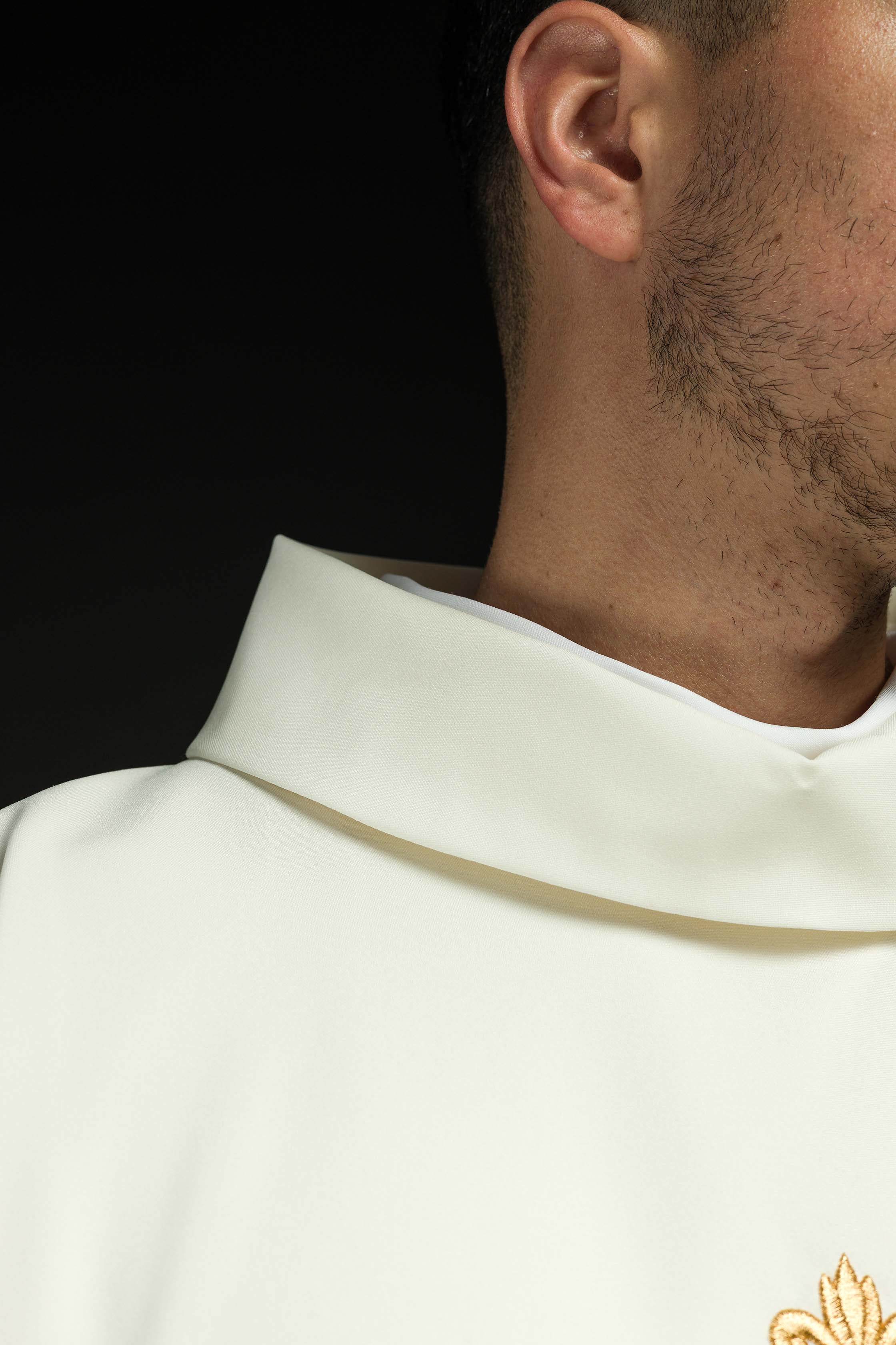 Chasuble brodée en croix écrue