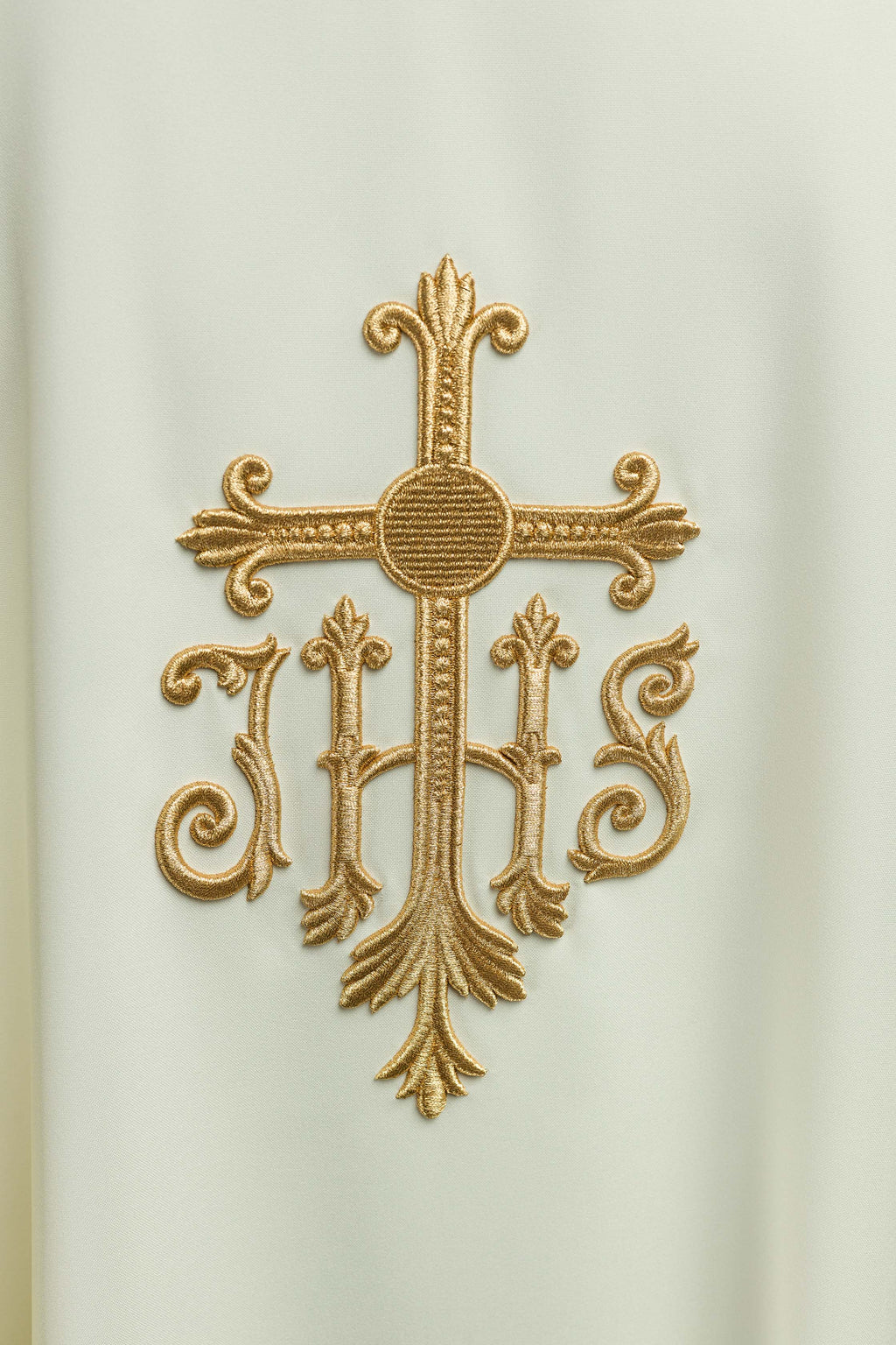 Chasuble brodée en croix écrue