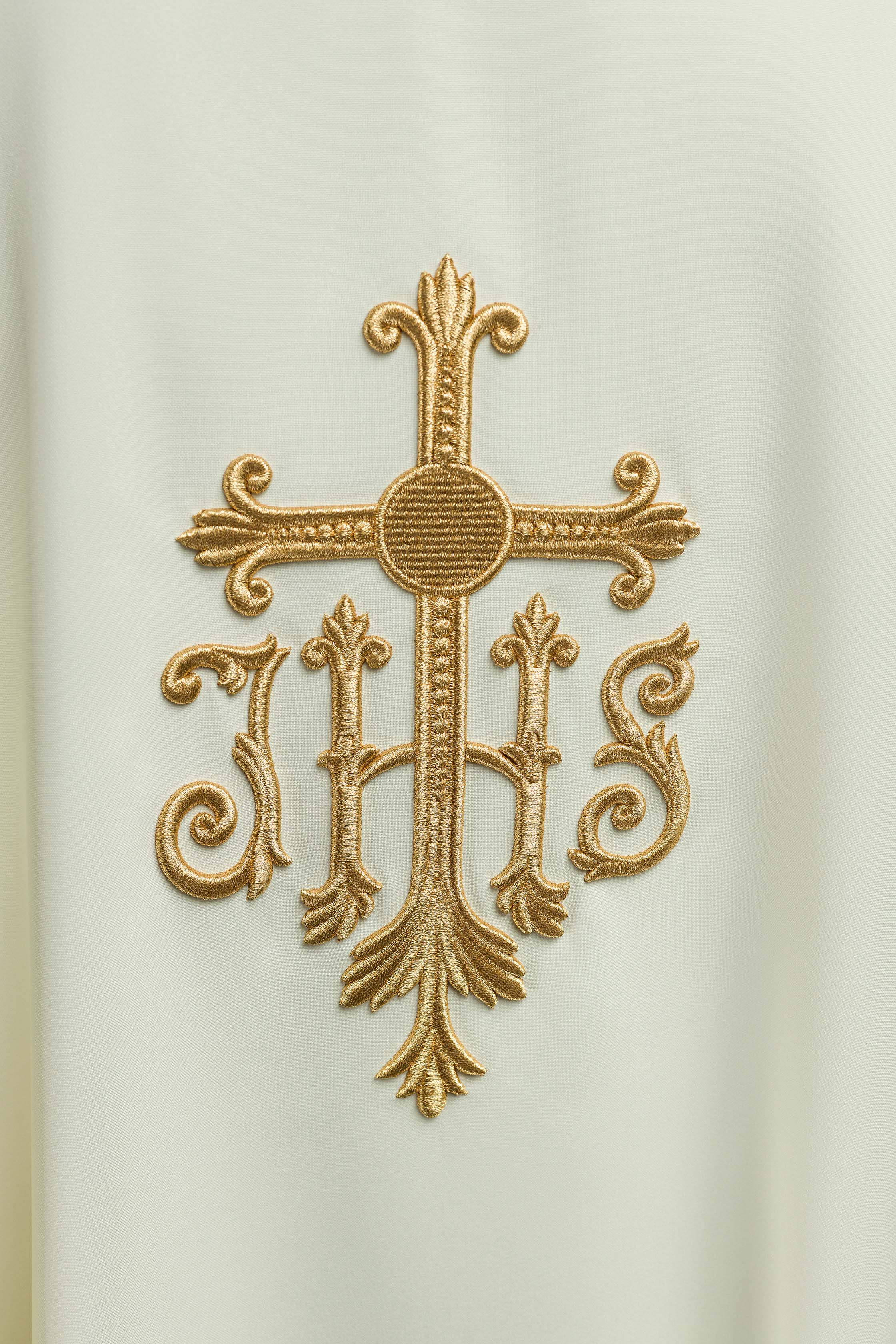 Chasuble brodée en croix écrue