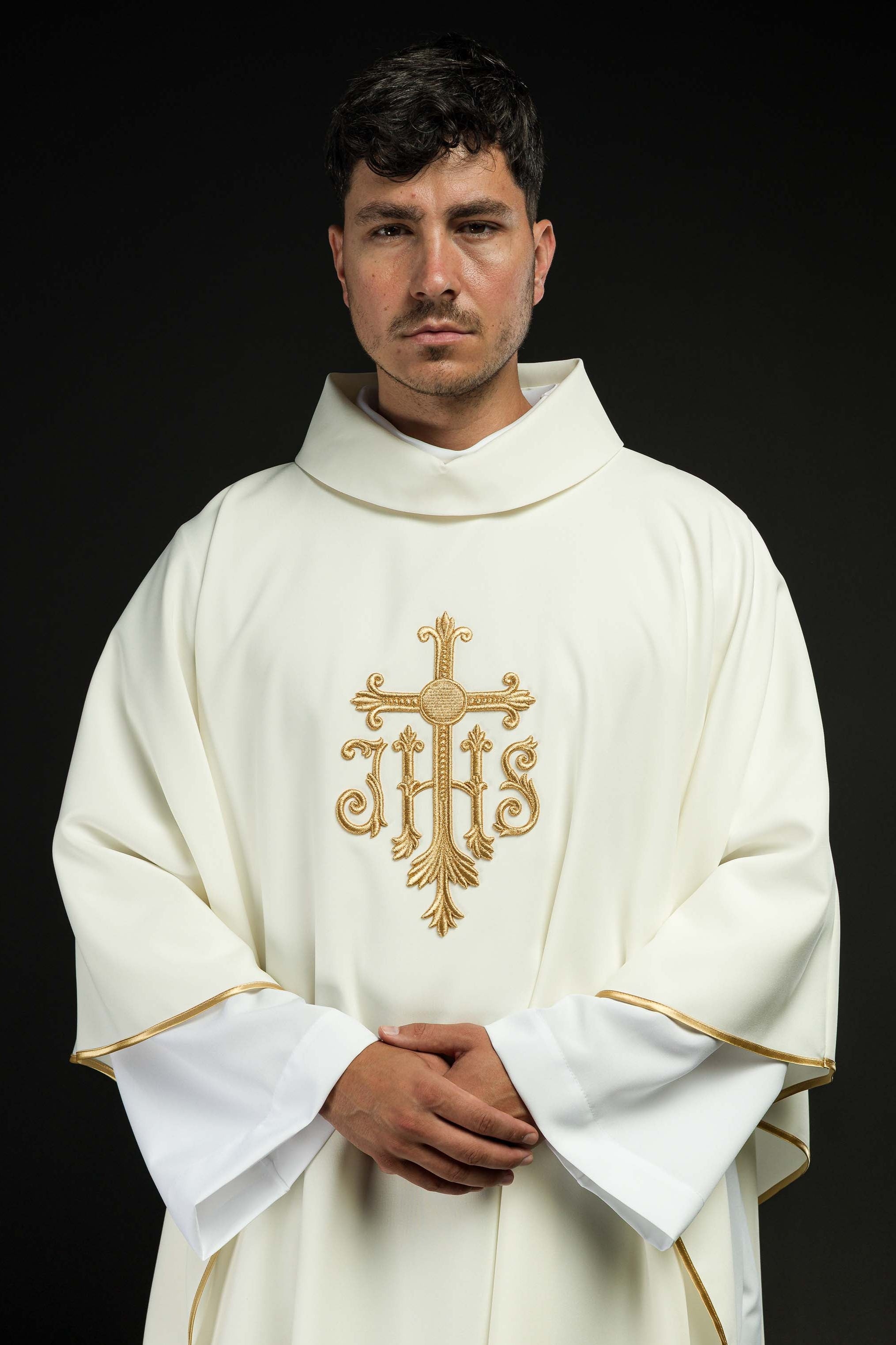Chasuble brodée en croix écrue