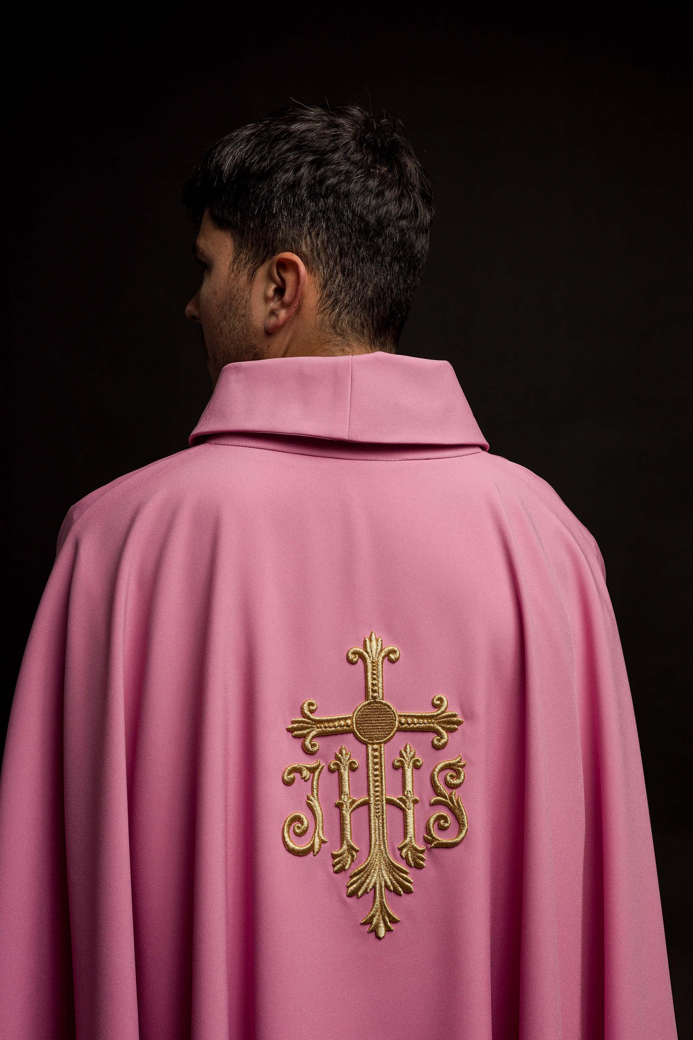 Chasuble rose avec JHS broderi