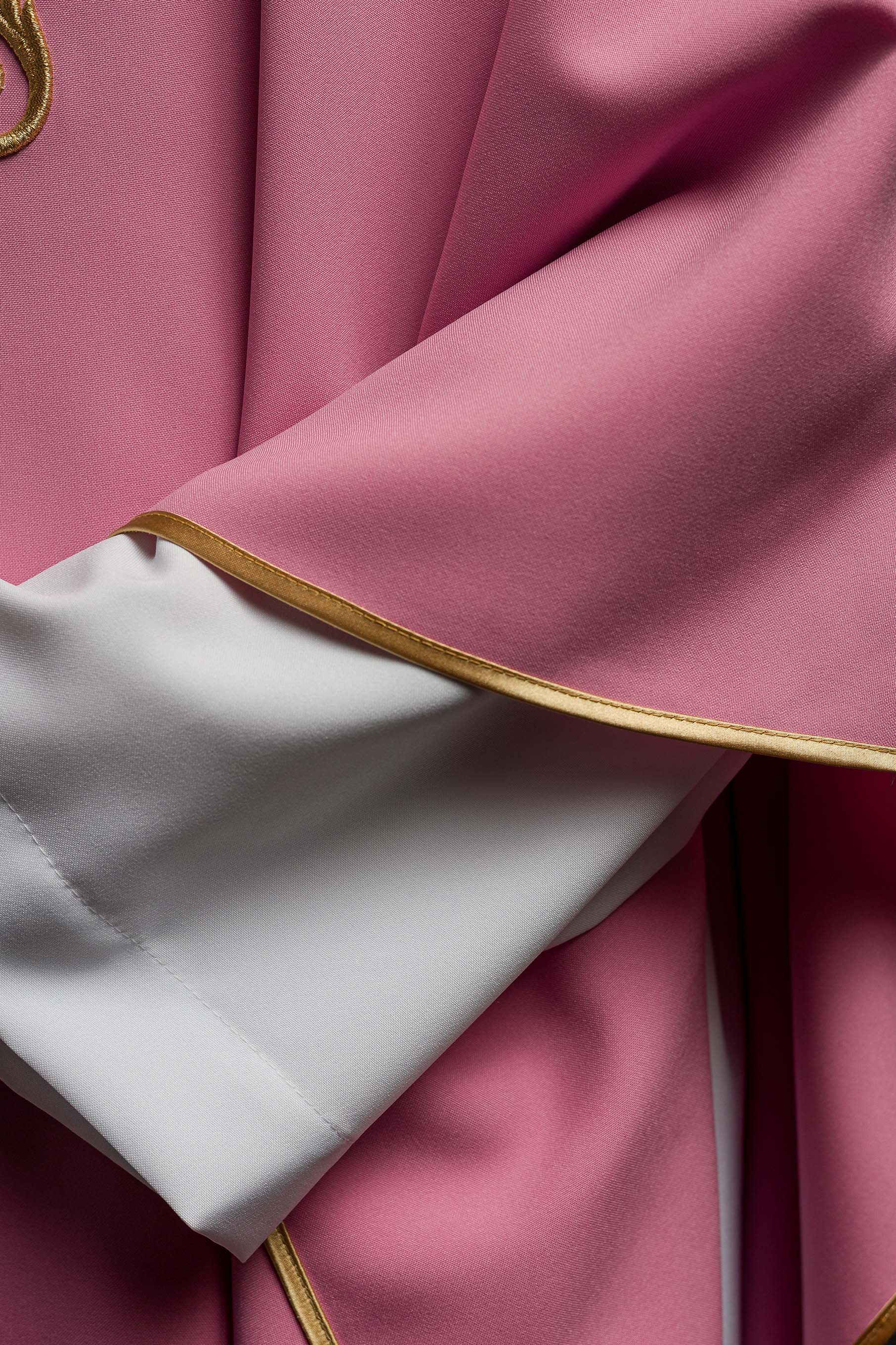 Chasuble rose avec JHS broderi