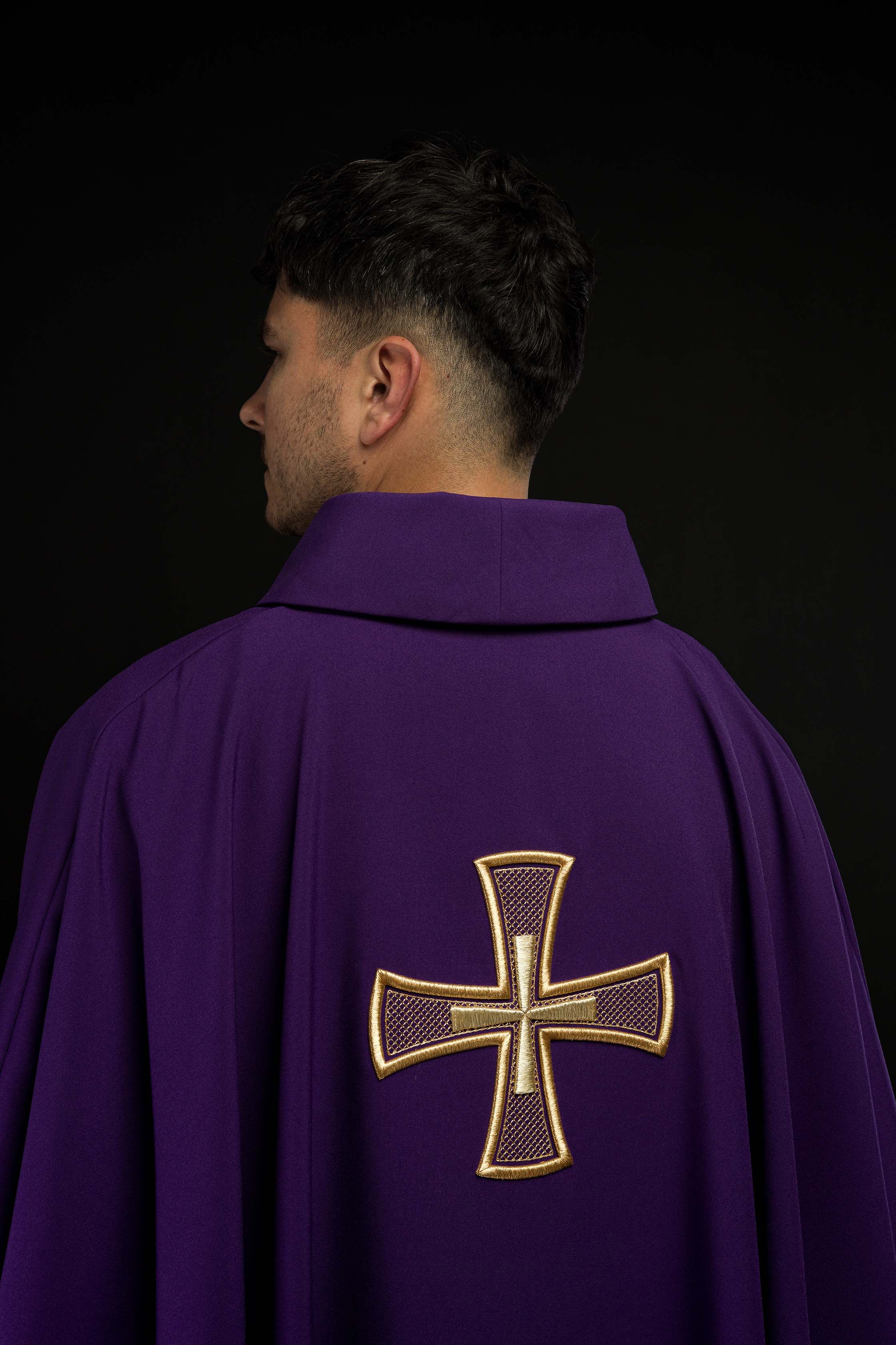 Chasuble brodée IHS Violet