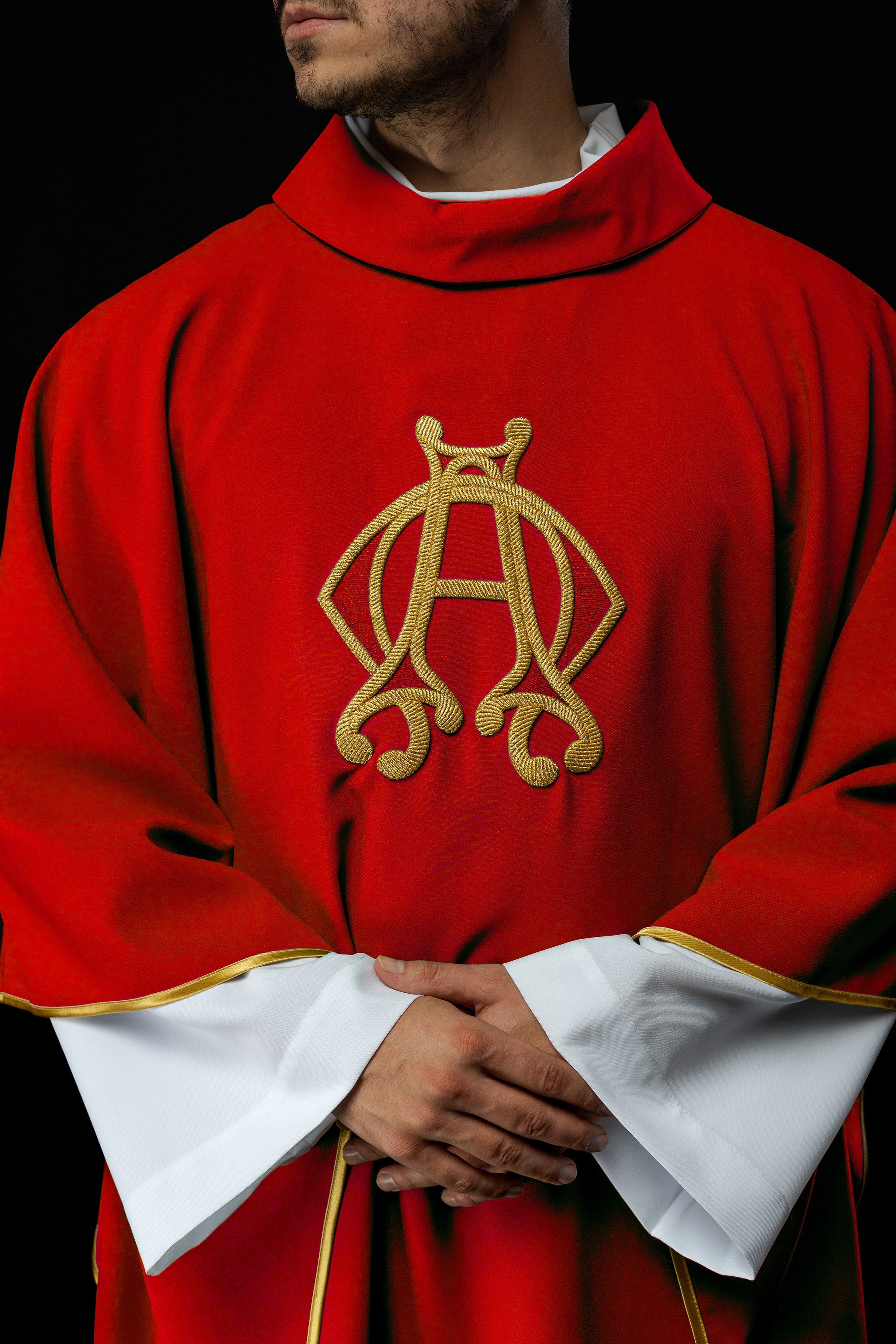 Chasuble brodée de la croix Rouge