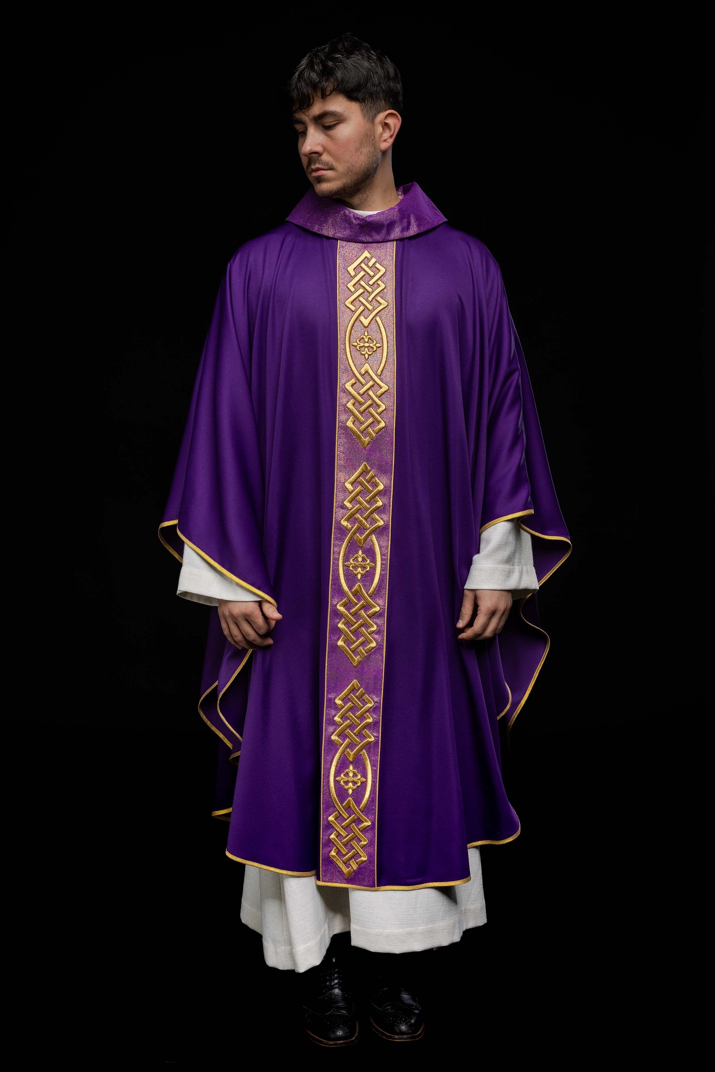 Chasuble brodée Croix violette