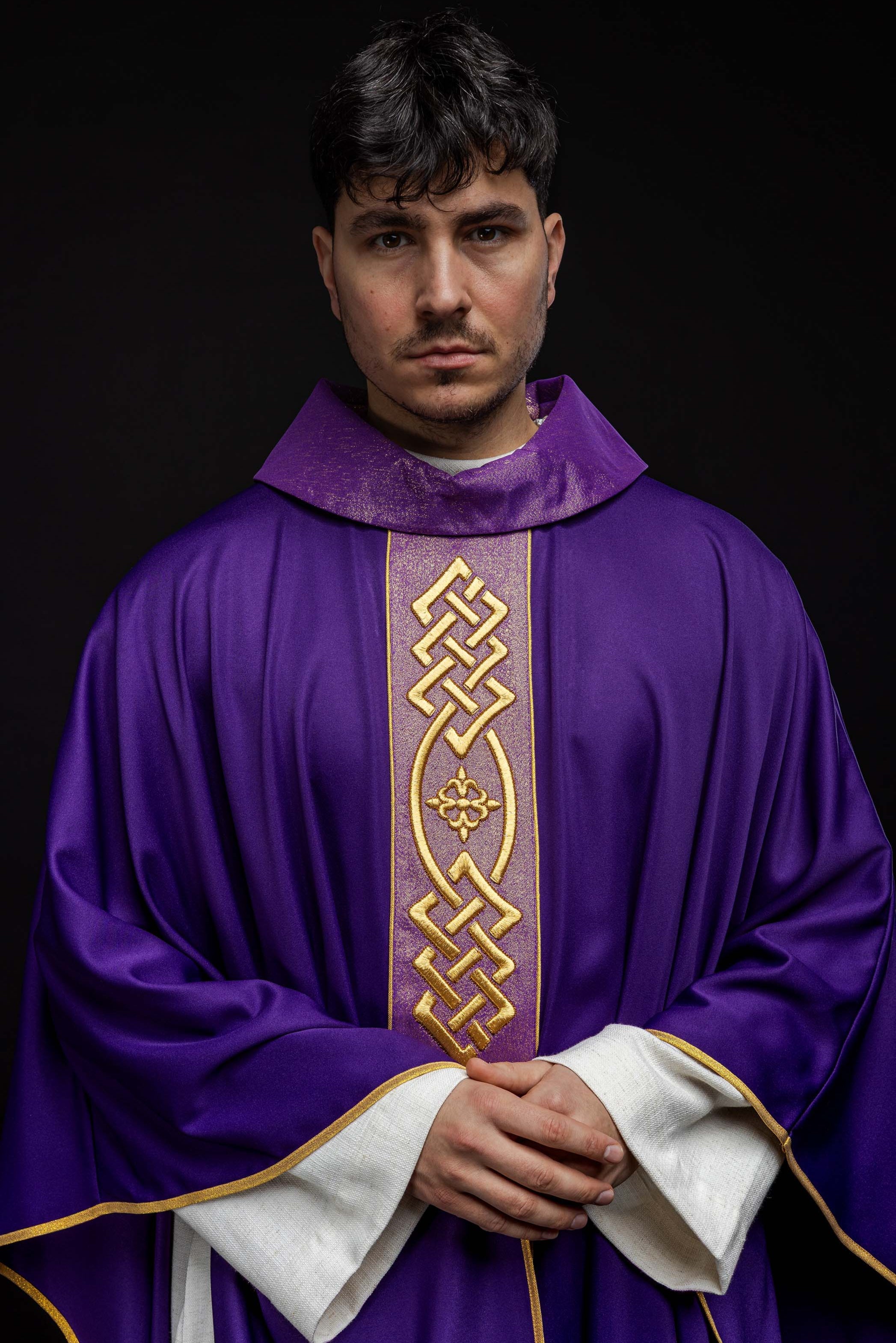 Chasuble brodée Croix violette