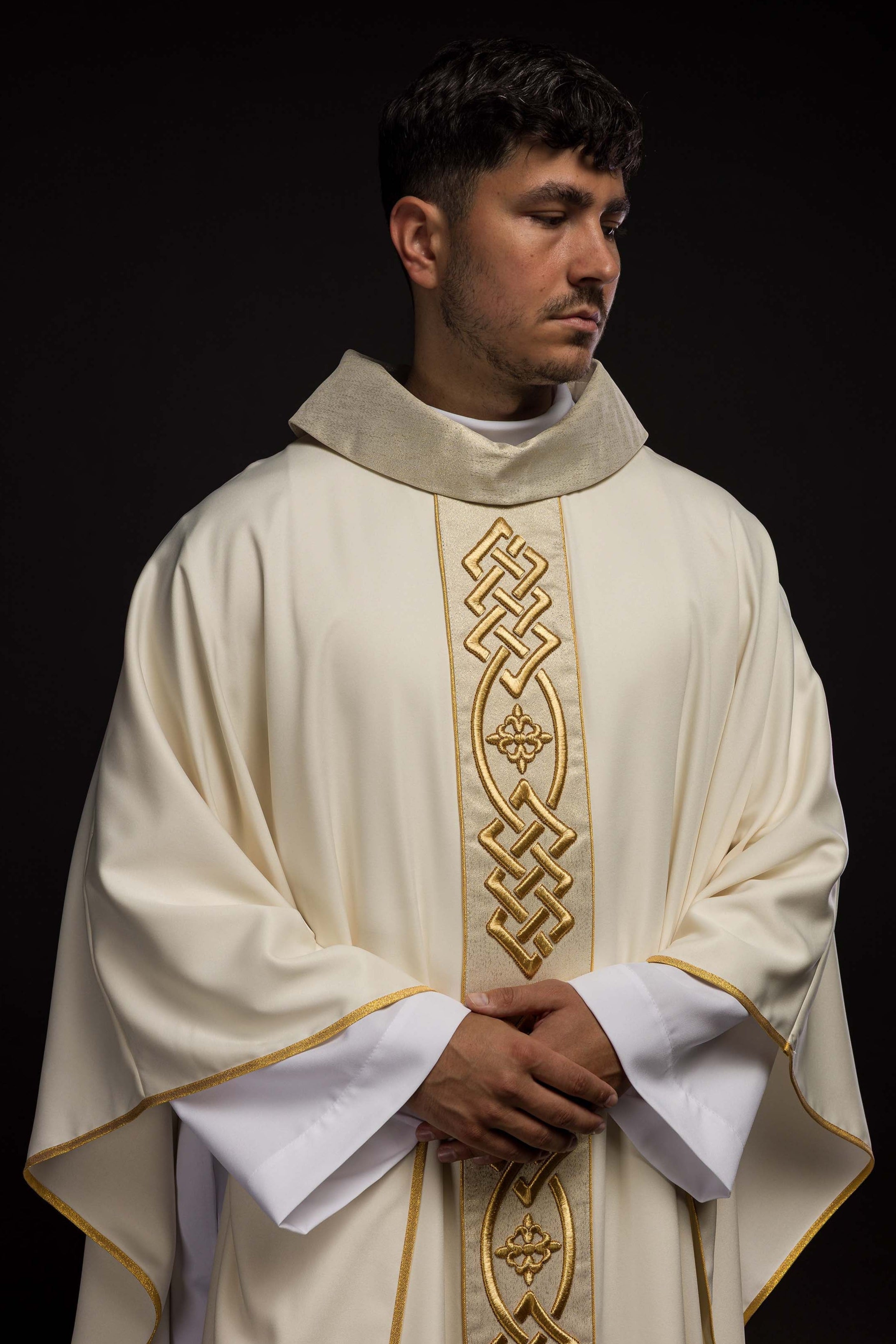 Chasuble écrue à croix brodée