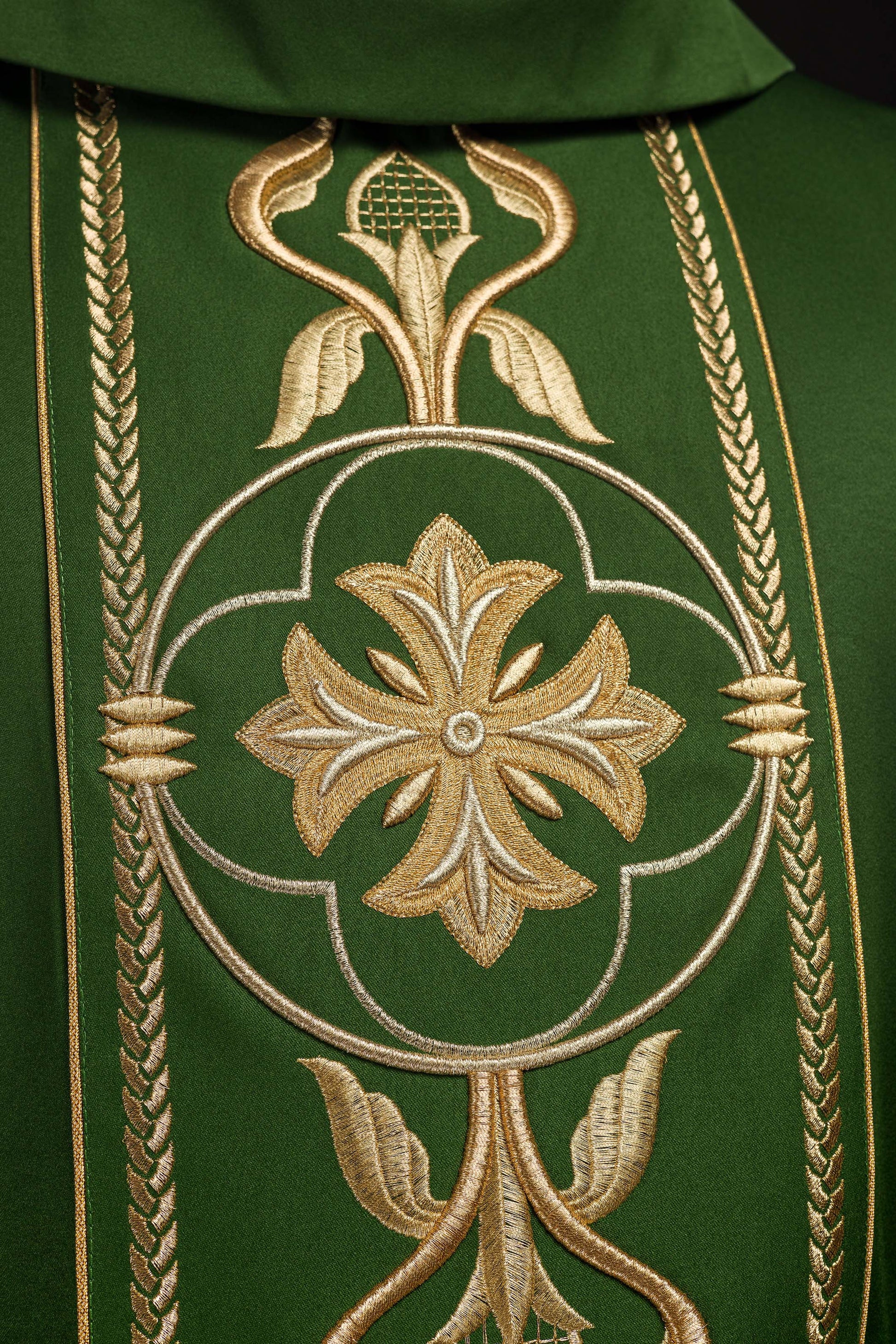Chasuble brodée Croix verte