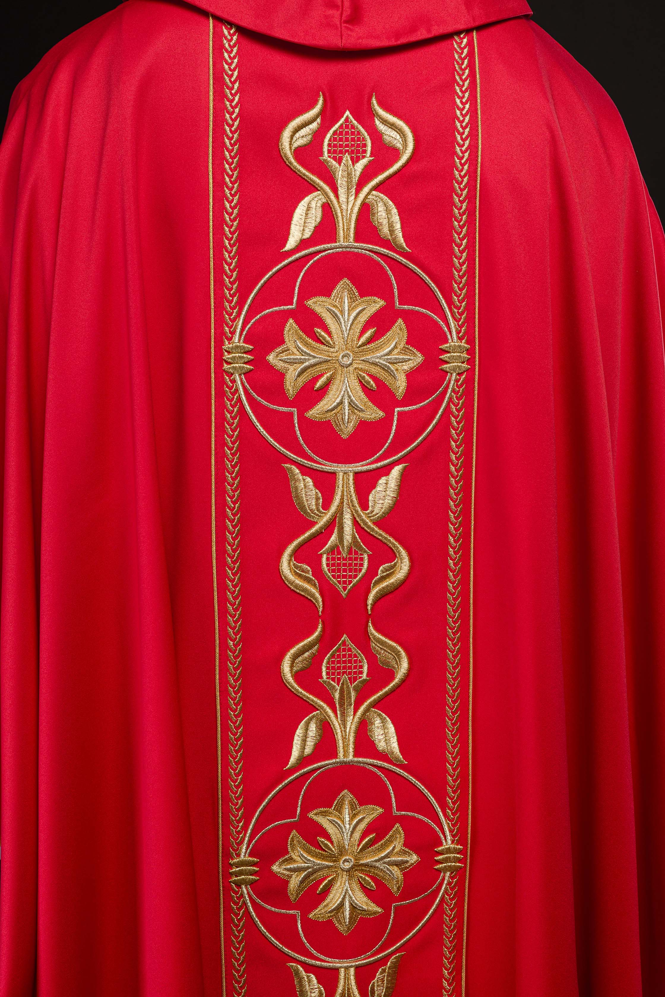Chasuble brodée rouge avec bande décorative