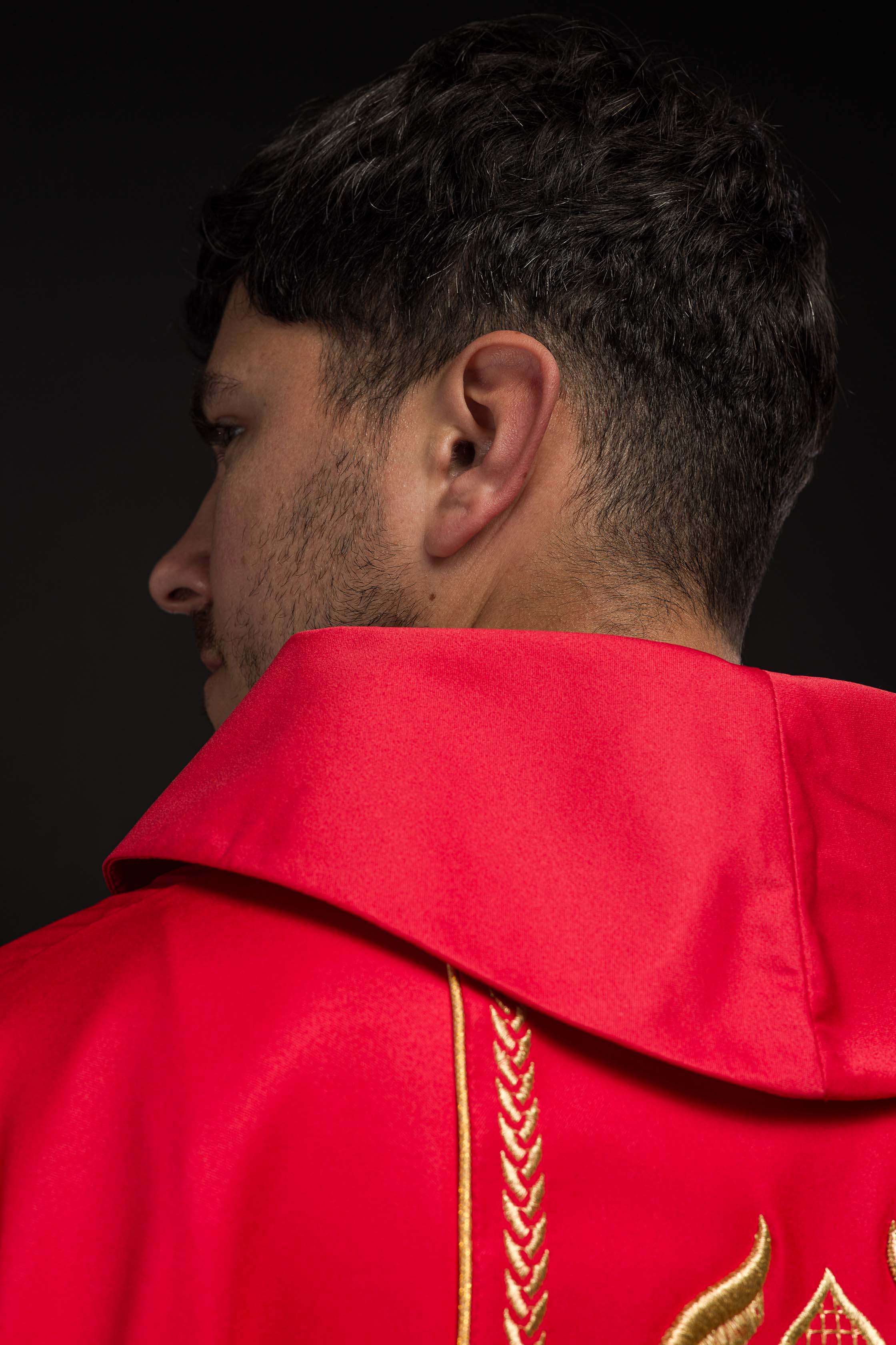 Chasuble brodée rouge avec bande décorative