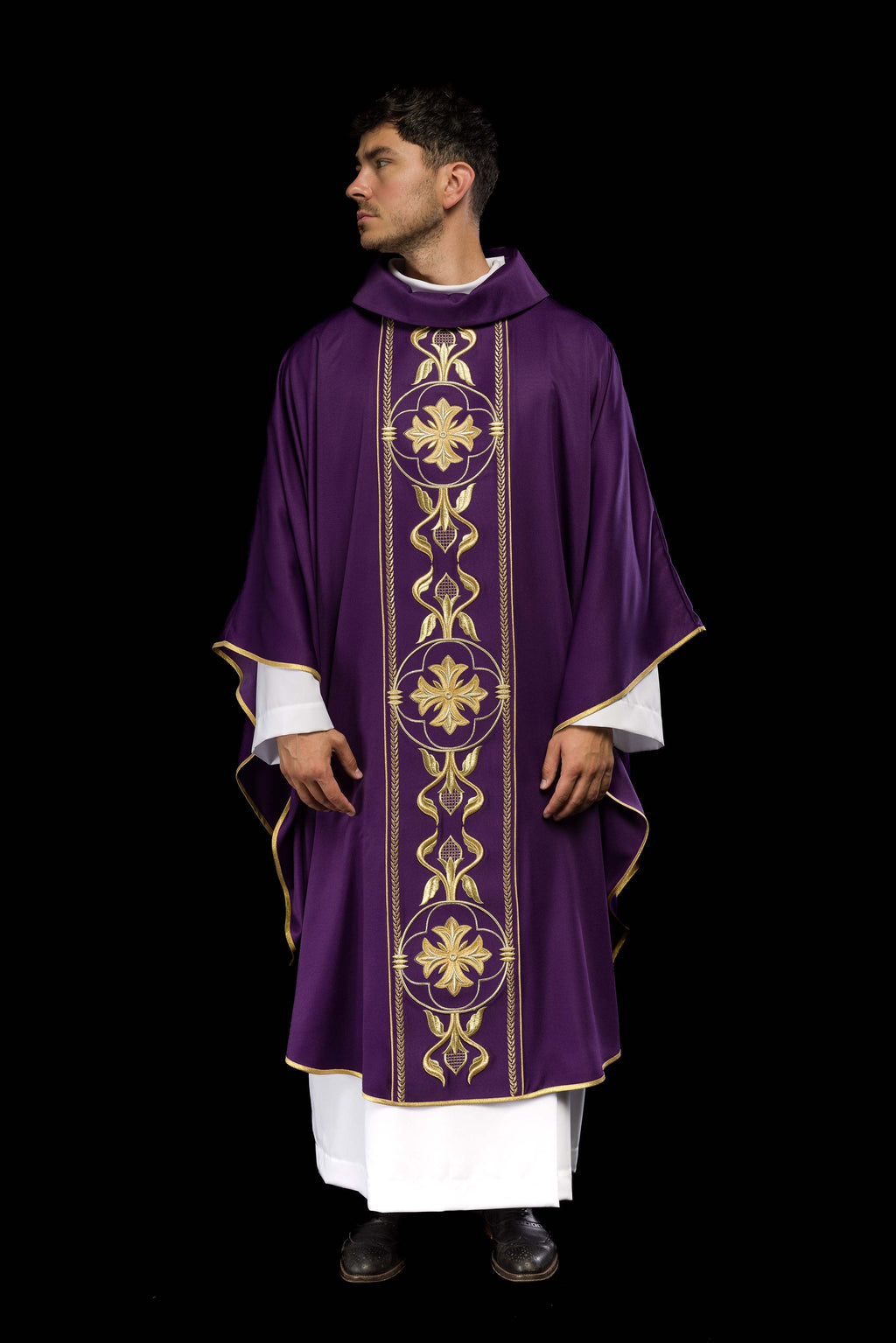 Chasuble brodée violette avec bande décorative