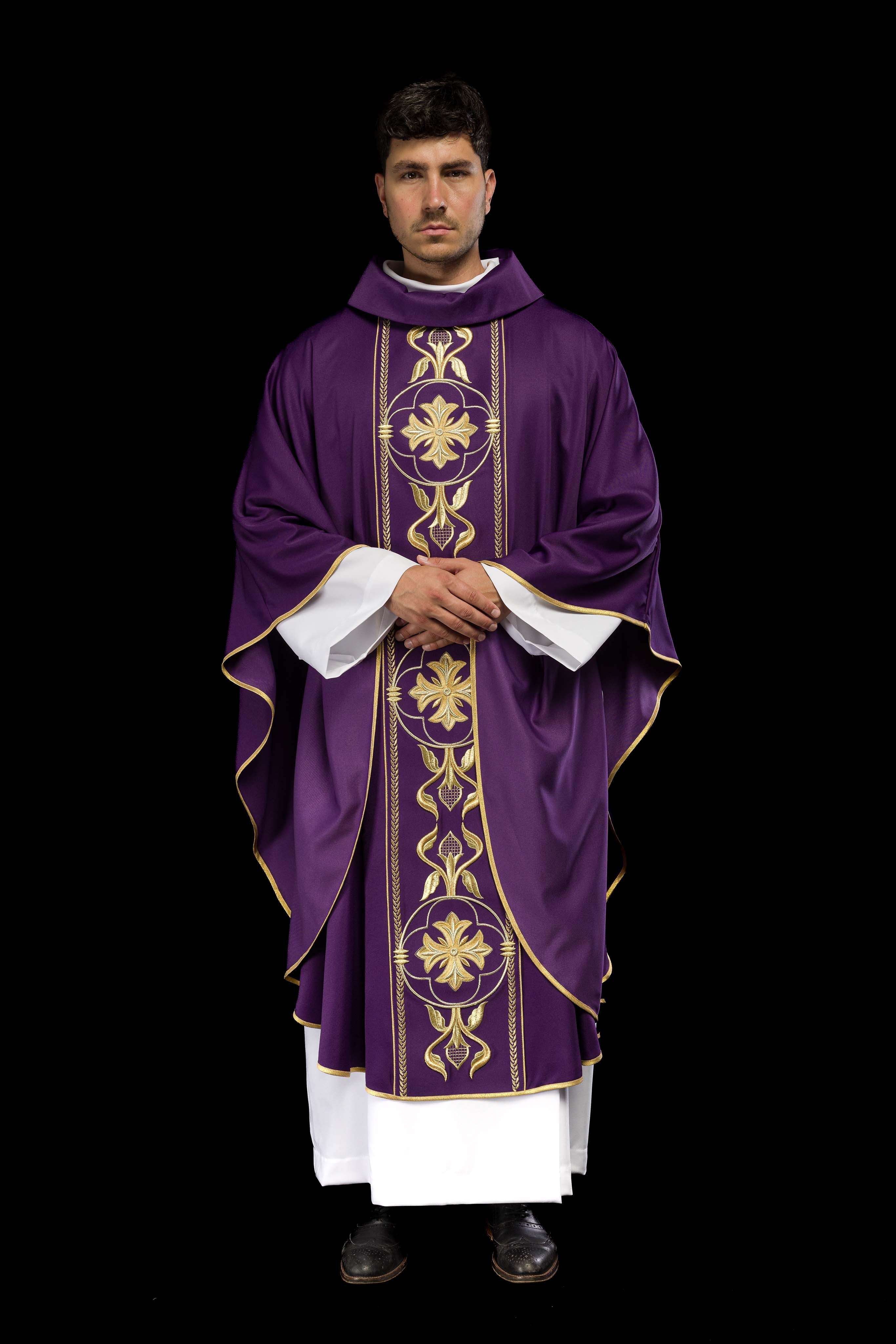 Chasuble brodée violette avec bande décorative