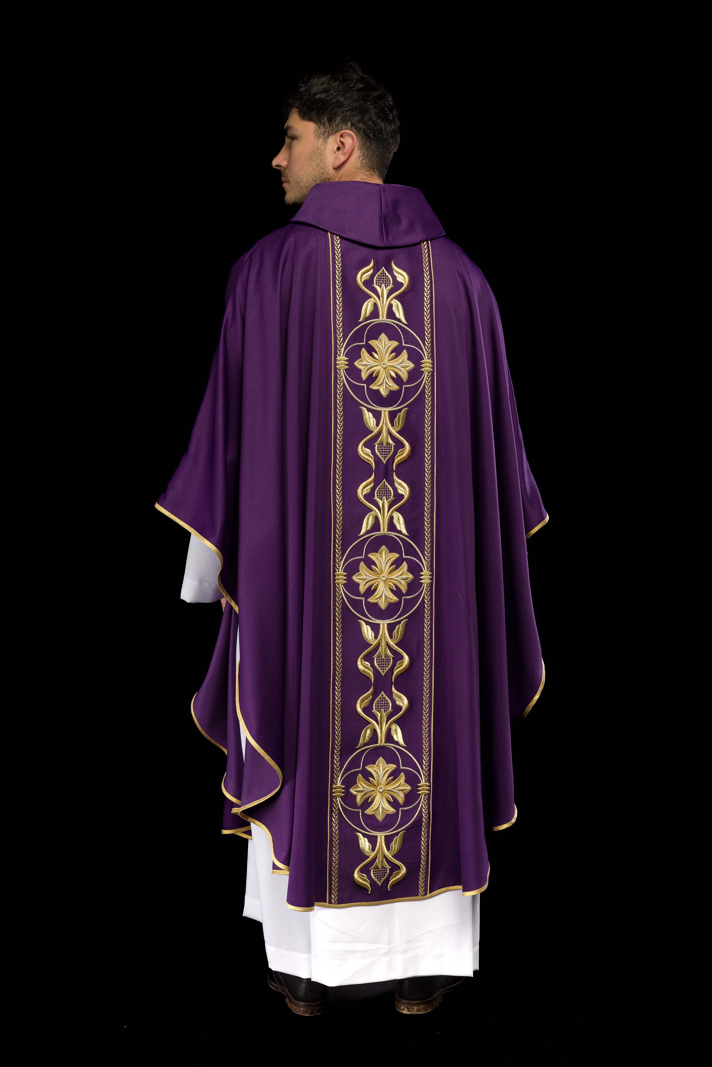 Chasuble brodée violette avec bande décorative