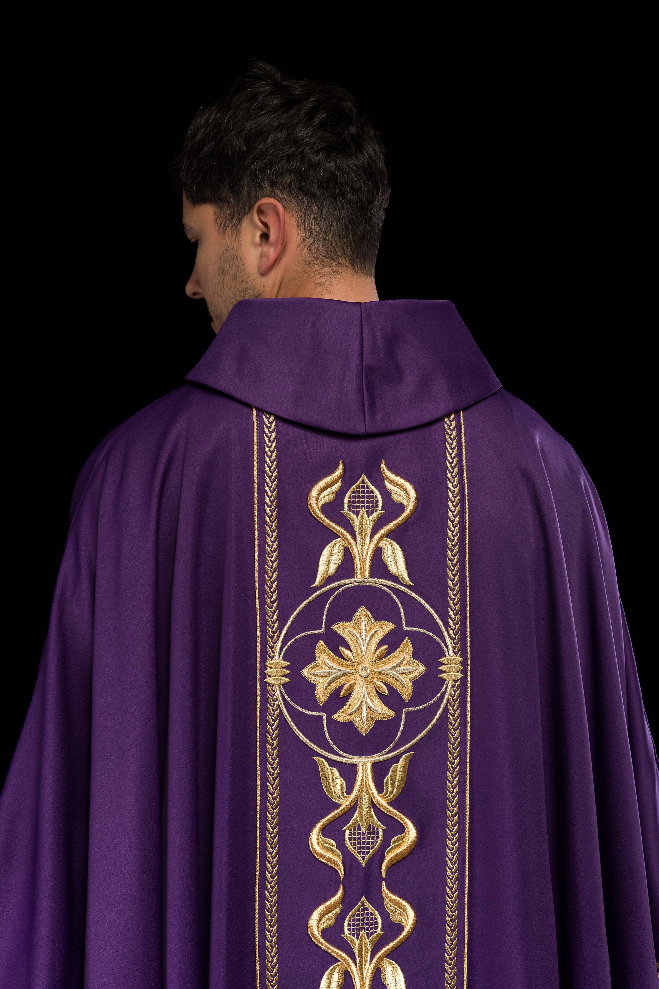 Chasuble brodée violette avec bande décorative