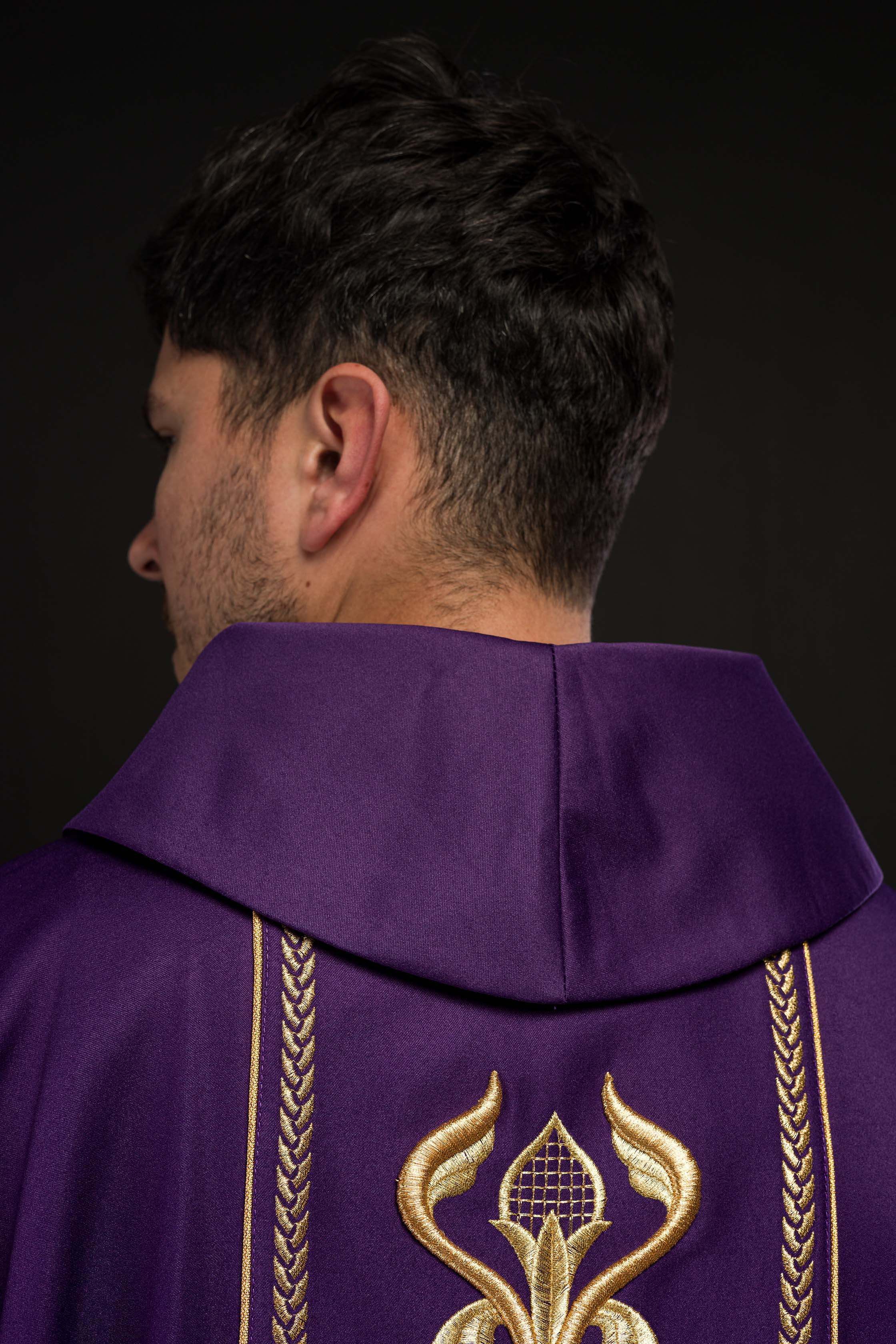 Chasuble brodée violette avec bande décorative