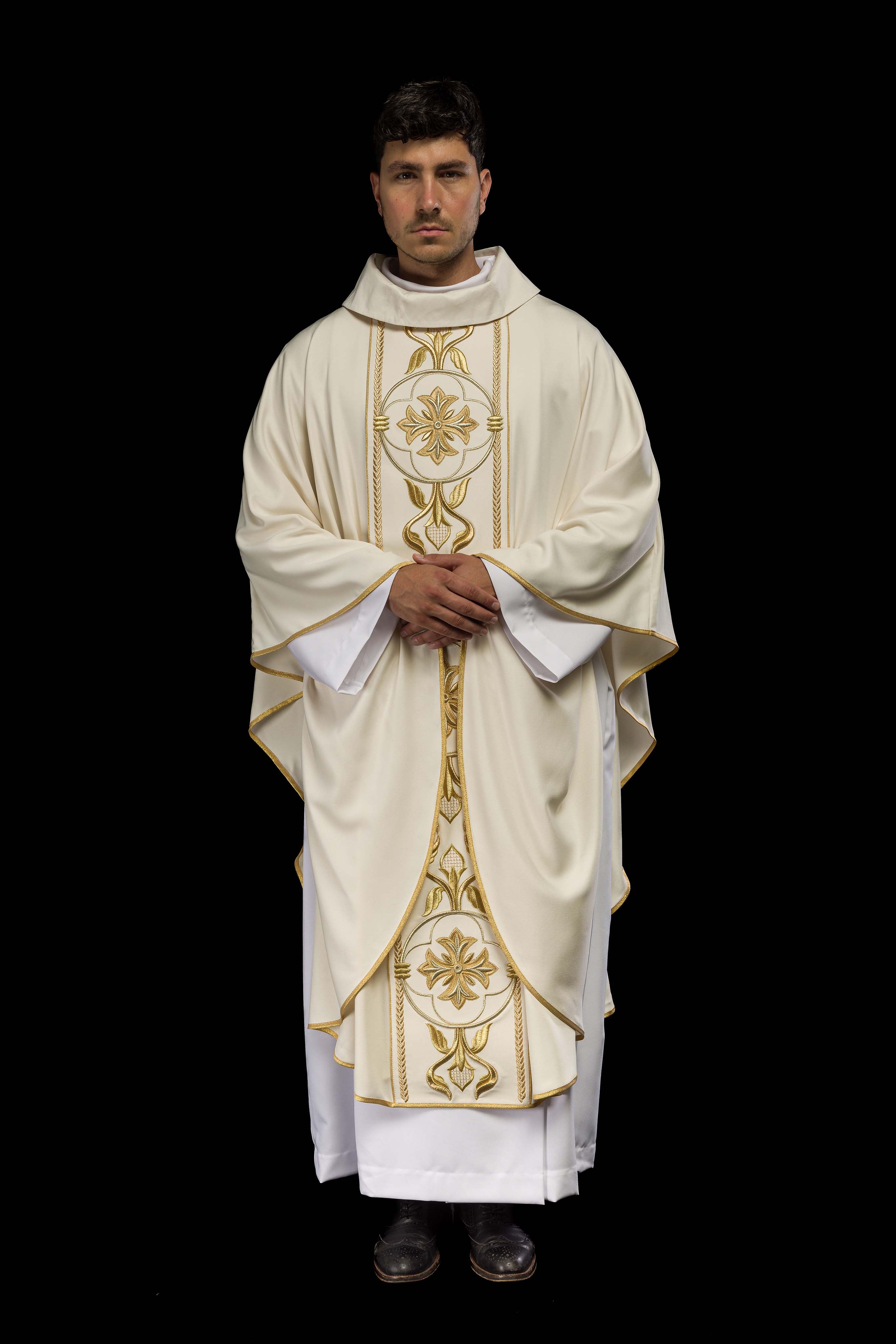 Chasuble écrue à croix brodée