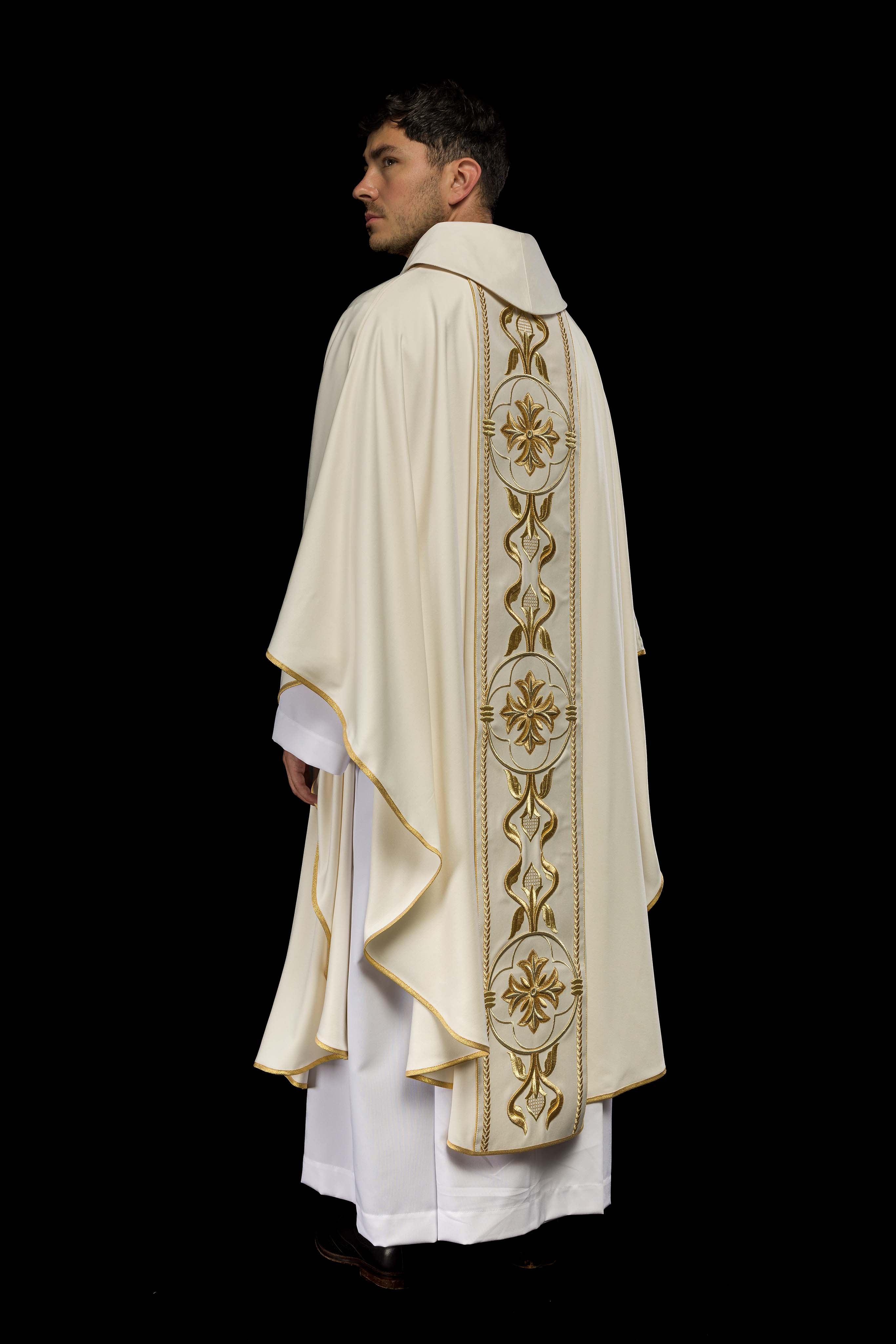 Chasuble écrue à croix brodée